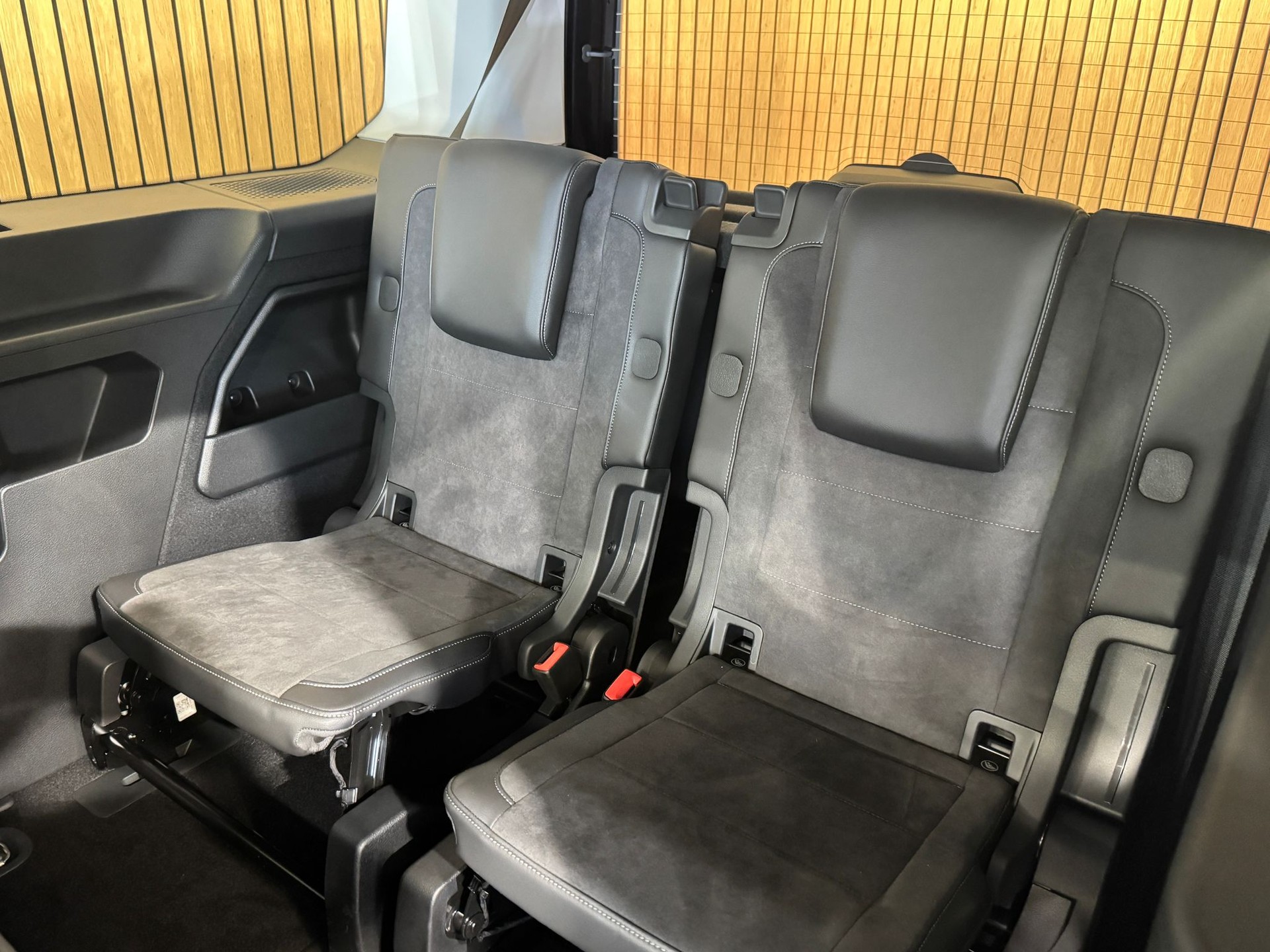 VW Caddy Maxi 1.5 TSI Style DSG 7 Sitze * Deep Black *-image-22