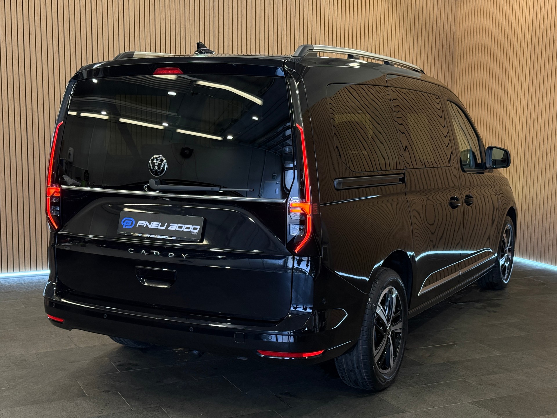 VW Caddy Maxi 1.5 TSI Style DSG 7 Sitze * Deep Black *-image-4