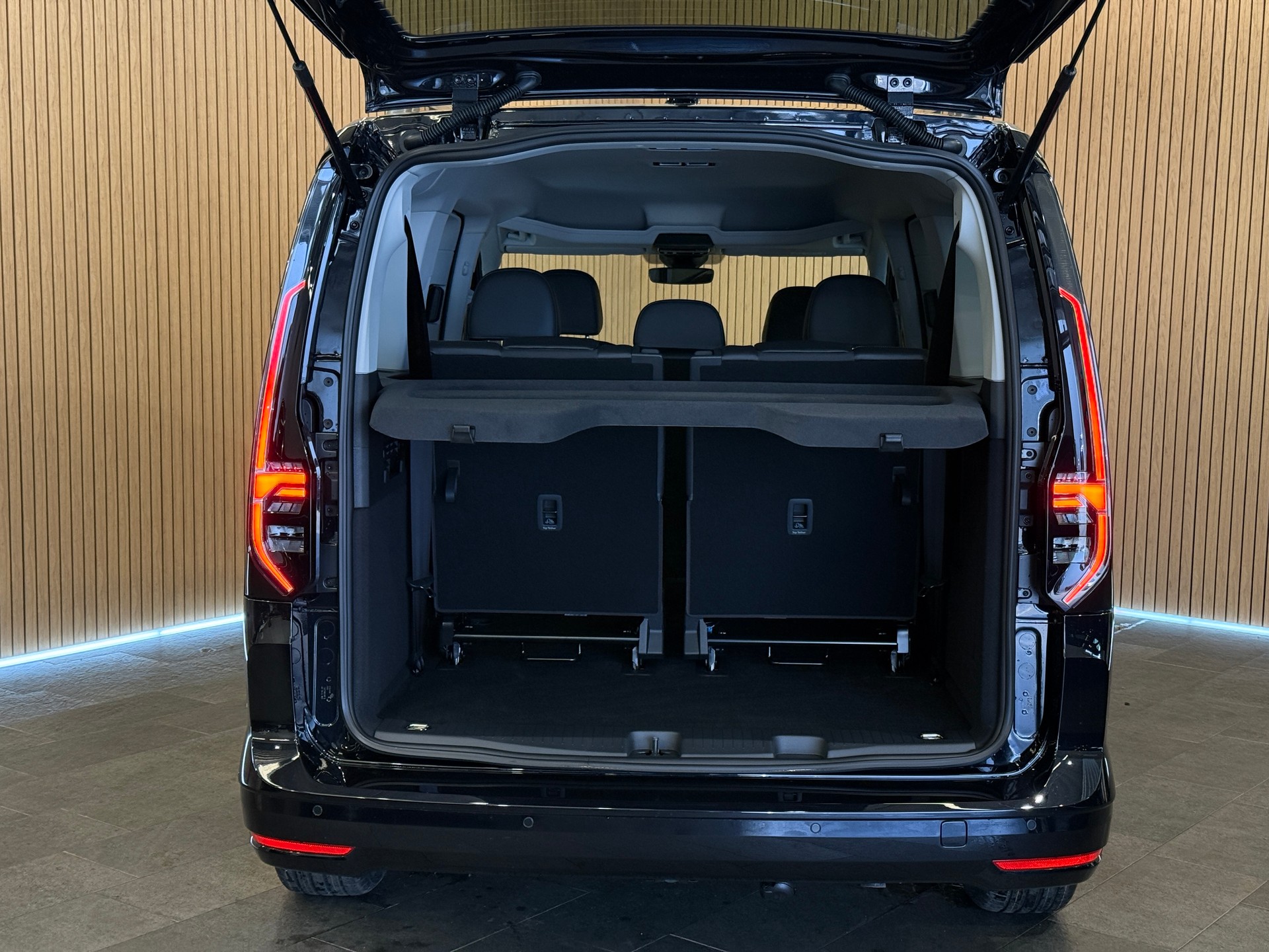 VW Caddy Maxi 1.5 TSI Style DSG 7 Sitze * Deep Black *-image-7