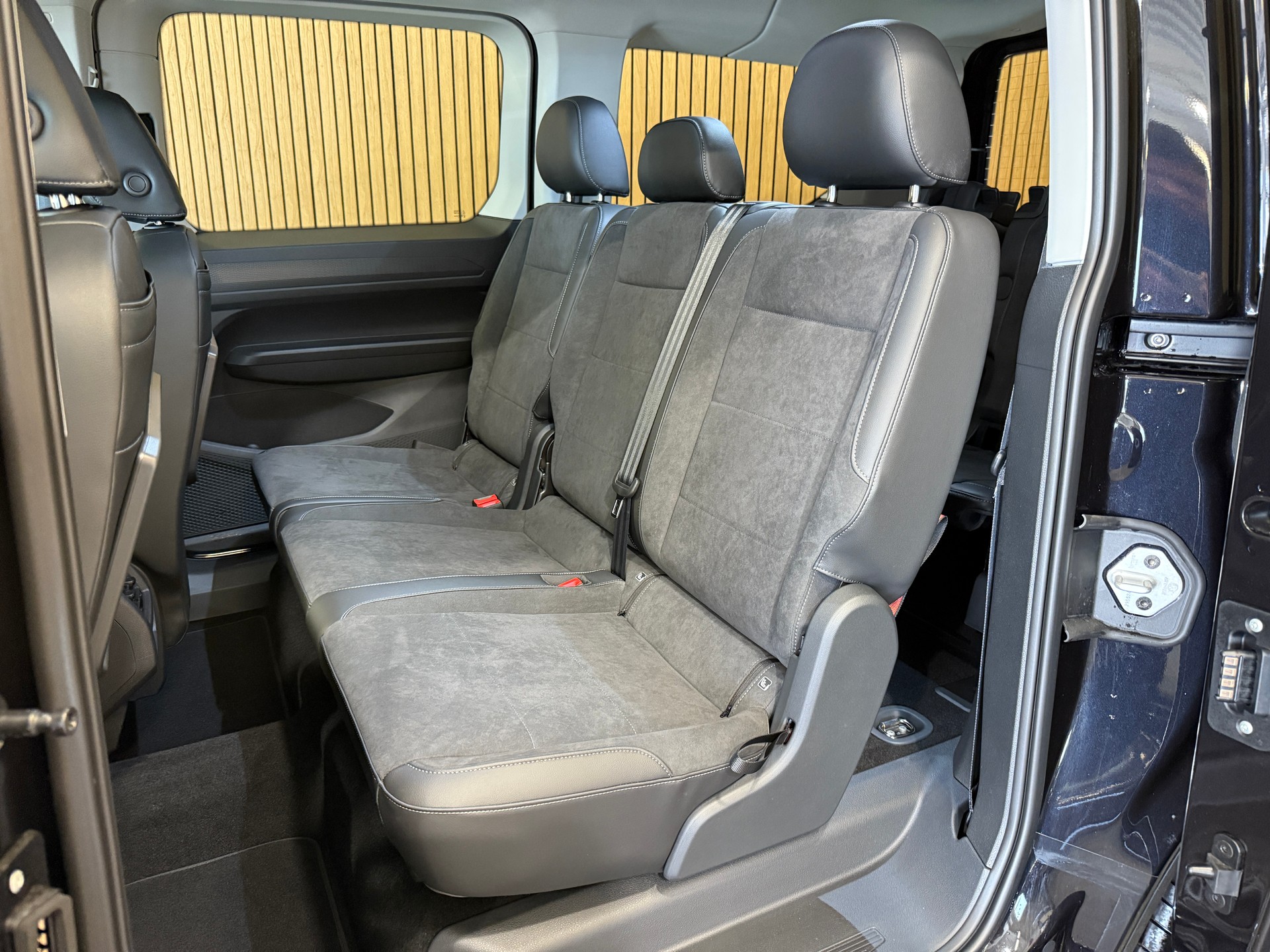 VW Caddy Maxi 1.5 TSI Style DSG 7 Sitze * Deep Black *-image-21