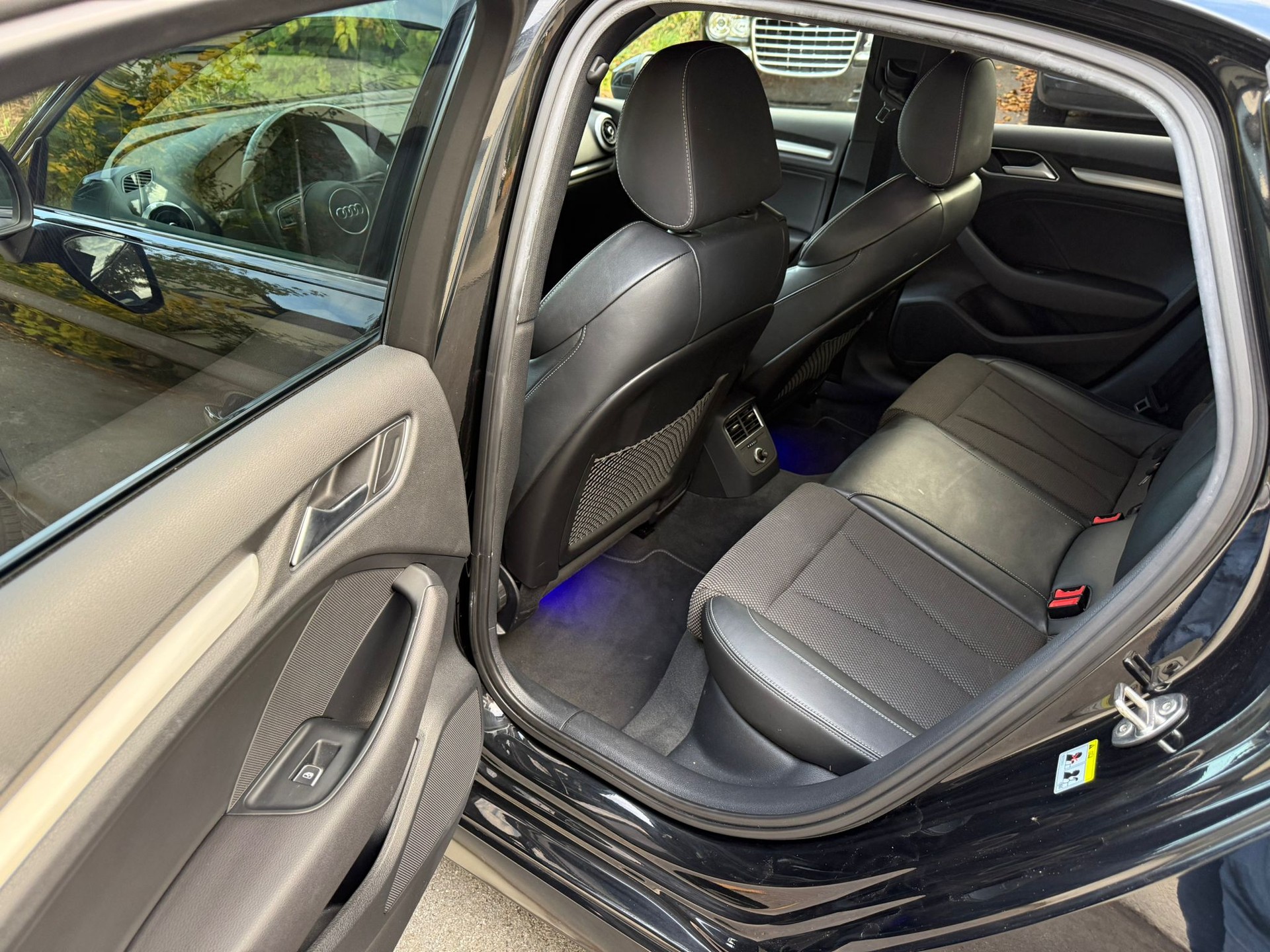 AUDI A3 Limousine 35 TDI S-Line S-tronic-image-8