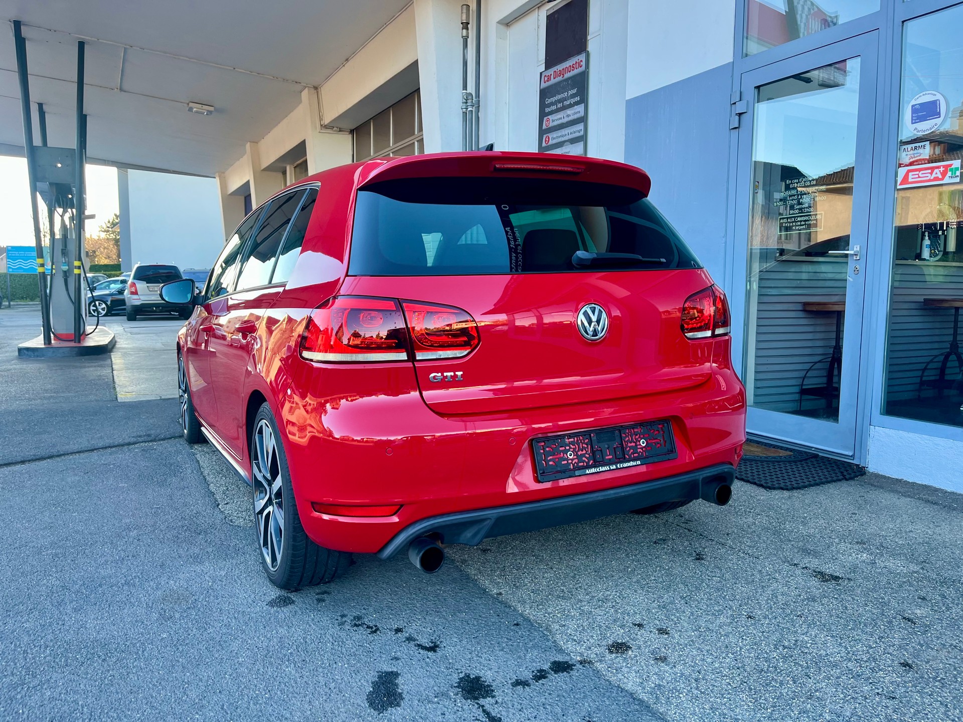 VW Golf 2.0 TSI GTI-showroom-element-2