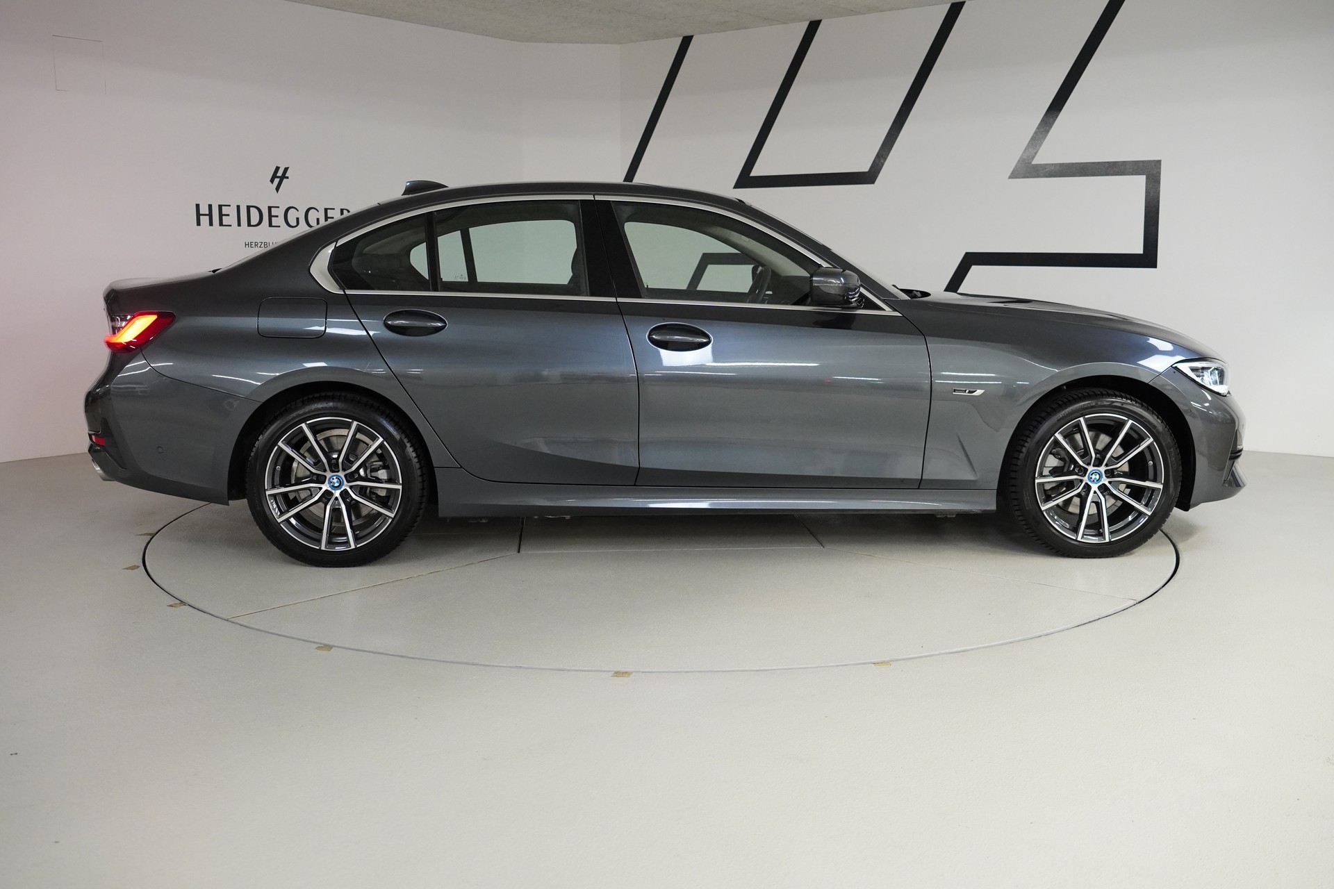 BMW 320e Sport Line Steptronic-image-8