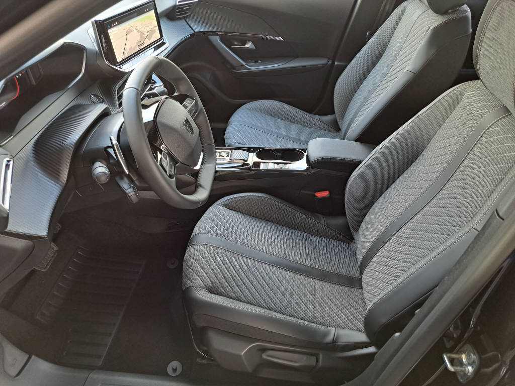 PEUGEOT 2008 1.2 Hybrid 145cv Allure (8 ans de garantie)-image-7