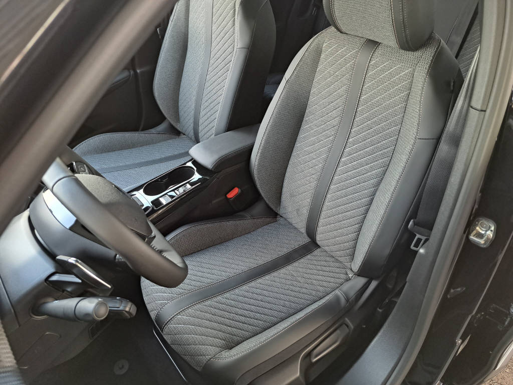 PEUGEOT 2008 1.2 Hybrid 145cv Allure (8 ans de garantie)-image-8