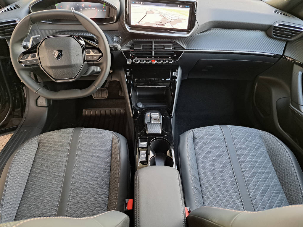 PEUGEOT 2008 1.2 Hybrid 145cv Allure (8 ans de garantie)-image-11