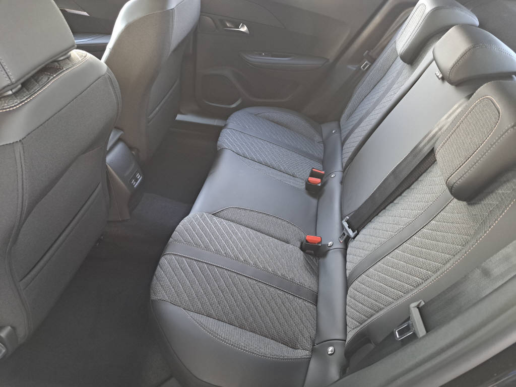 PEUGEOT 2008 1.2 Hybrid 145cv Allure (8 ans de garantie)-image-9