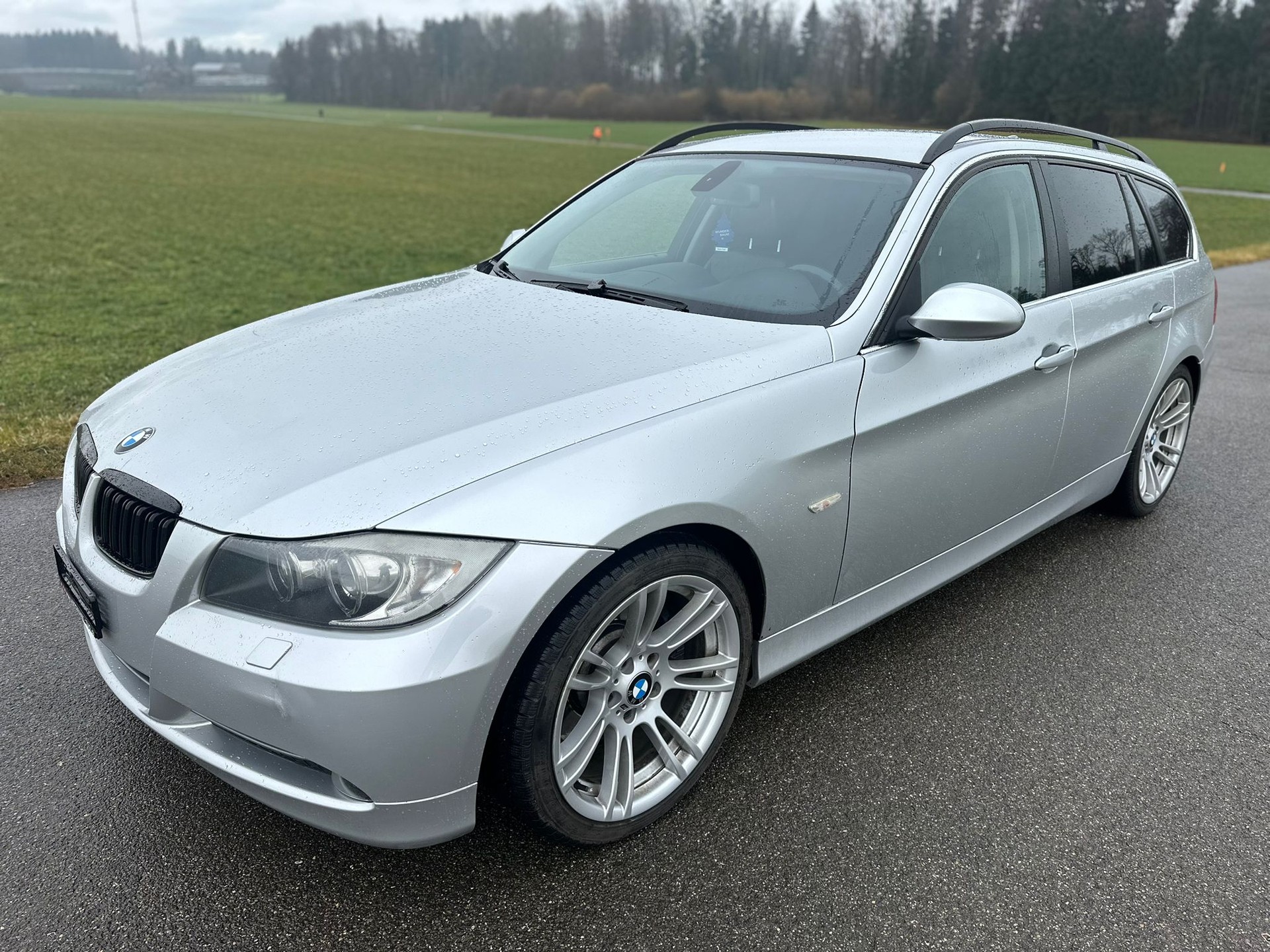 BMW 330d Touring-image-1