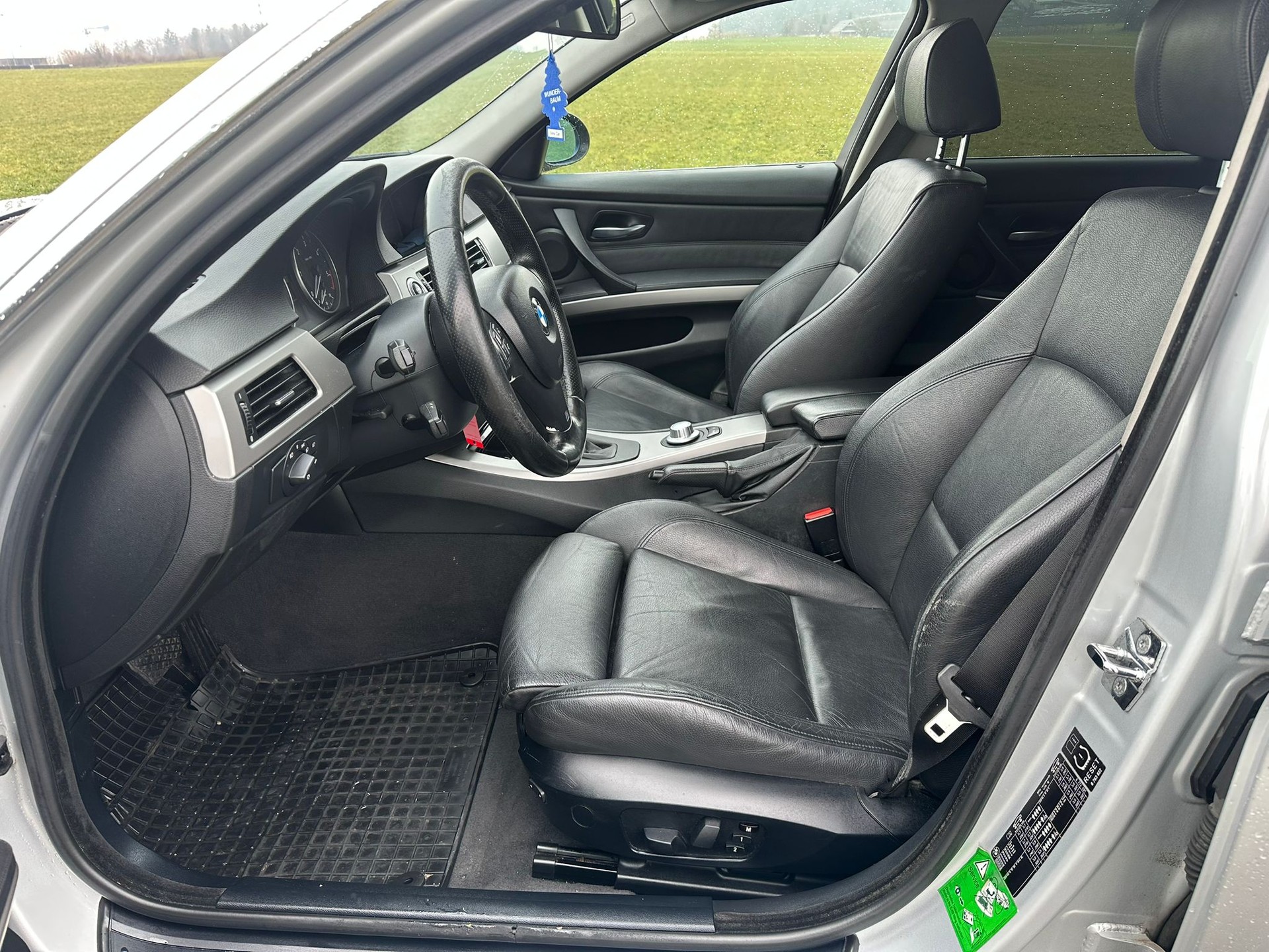 BMW 330d Touring-image-10