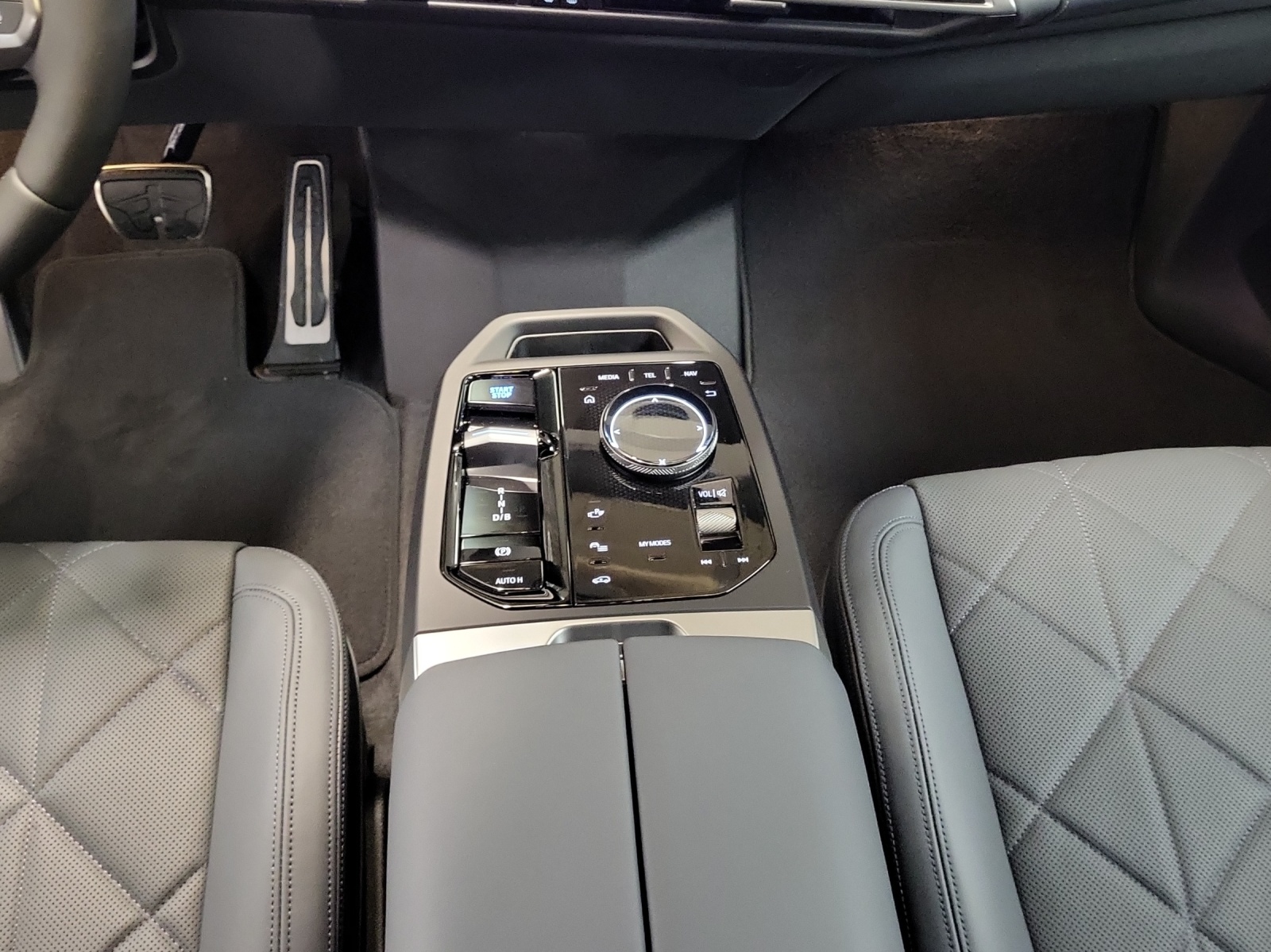 BMW iX xDrive60 M Sport Pro-image-16