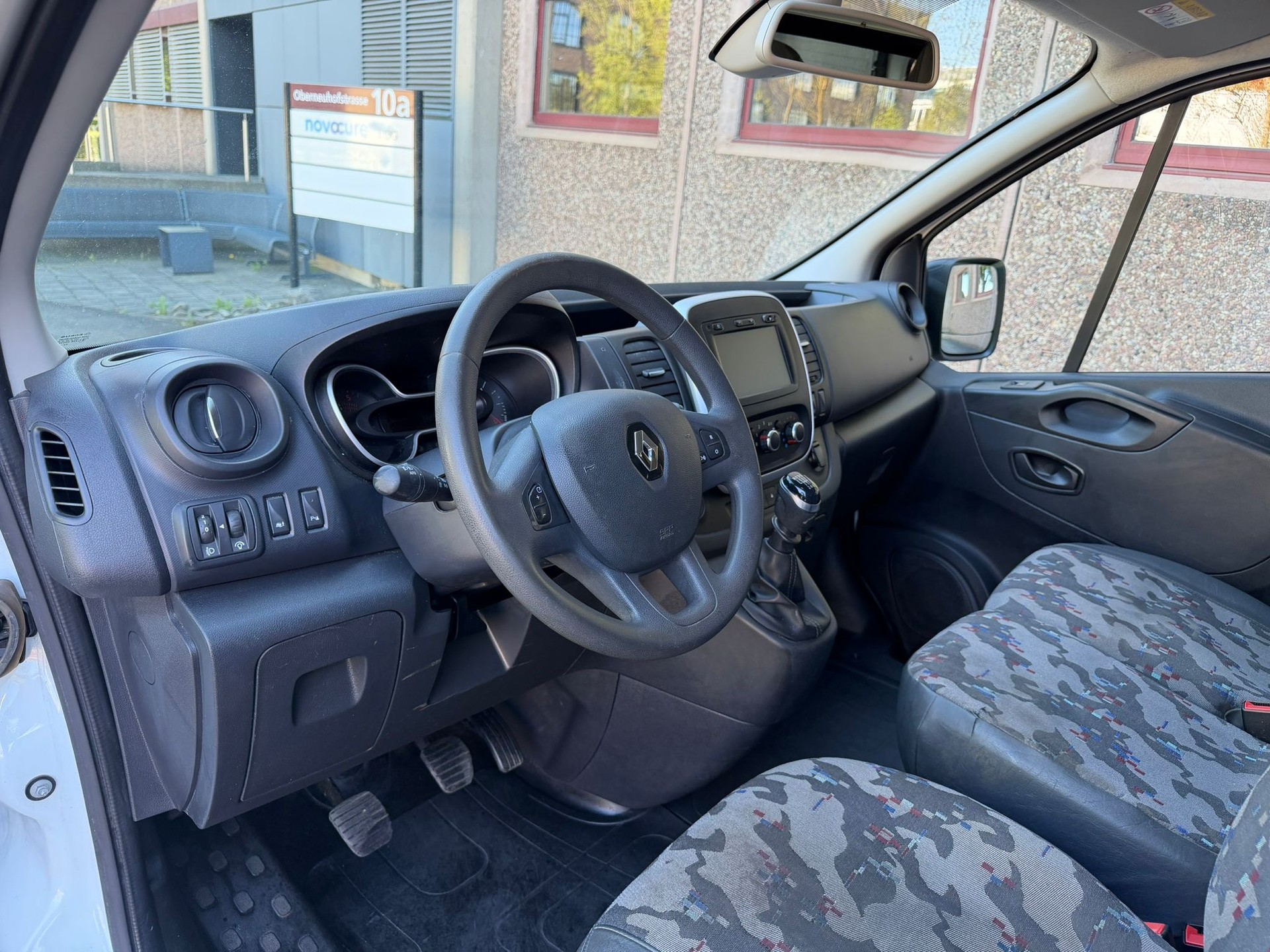 RENAULT Trafic 2.0 ENERGY dCi145 3.0t Business L2H2-image-10