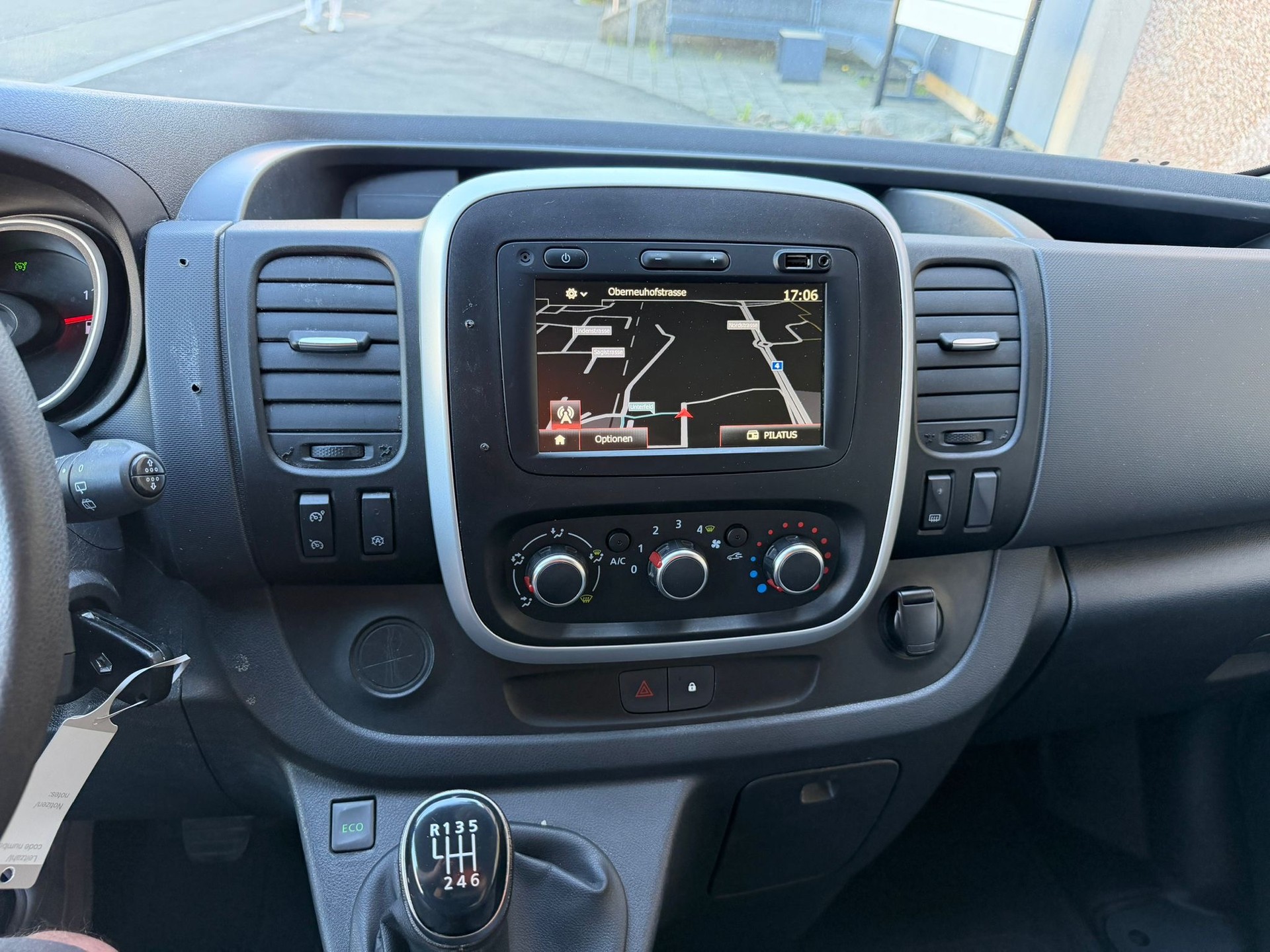 RENAULT Trafic 2.0 ENERGY dCi145 3.0t Business L2H2-image-12