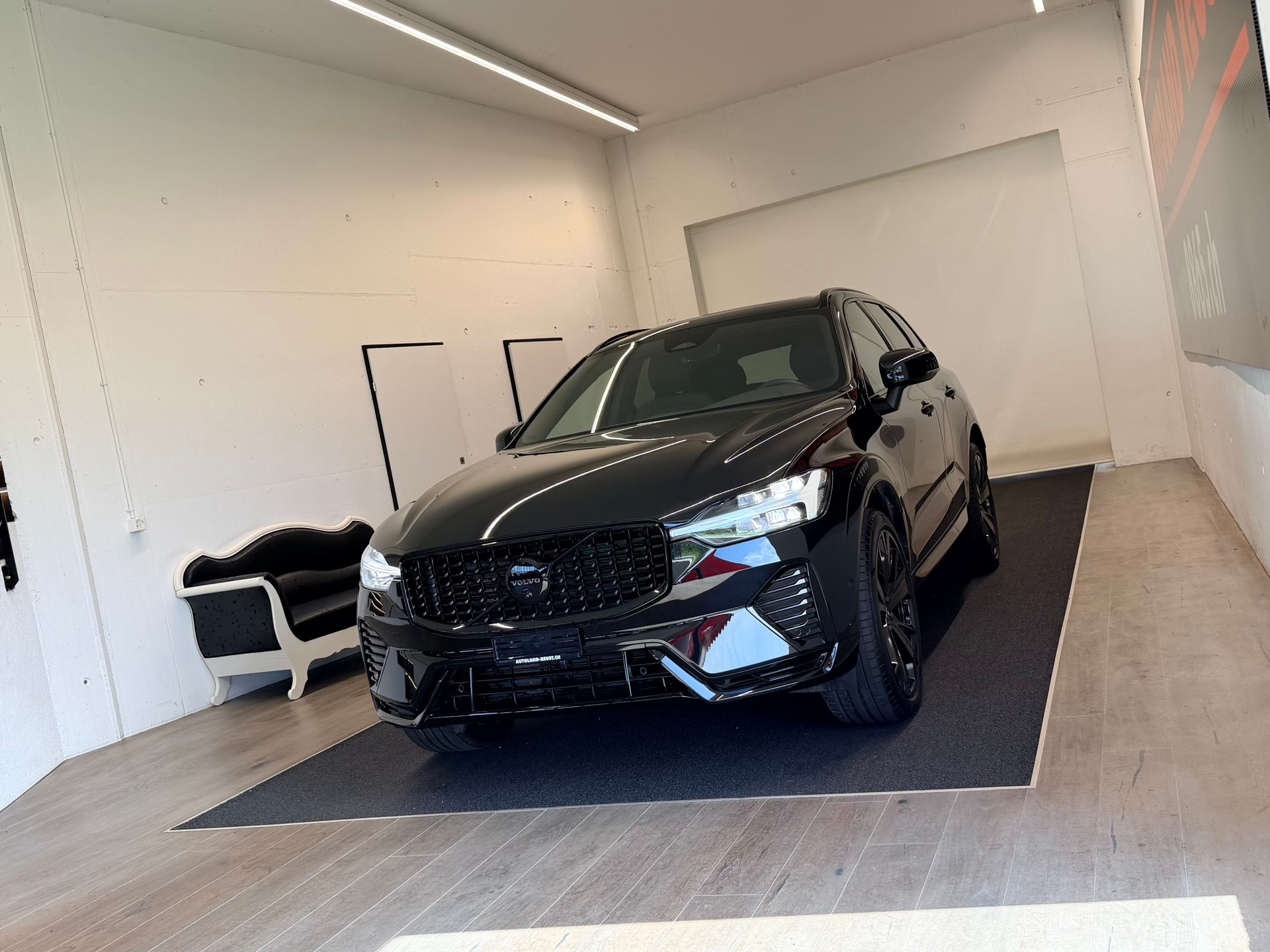 VOLVO XC60 B5 Benzin Mild Hybrid AWD Black Edition Geartronic-image-2