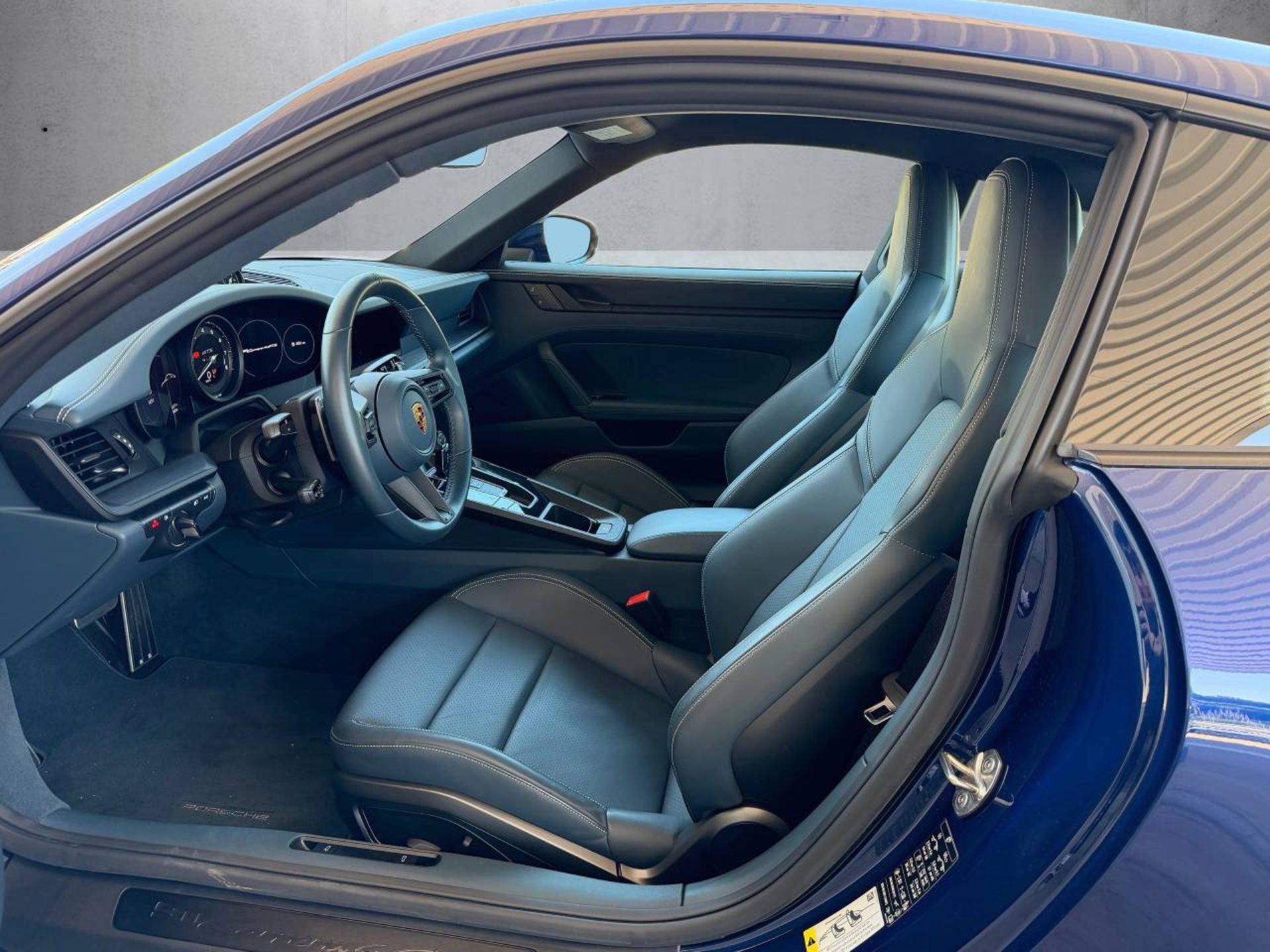 PORSCHE 911 Carrera 4 GTS (MY23)-showroom-element-3