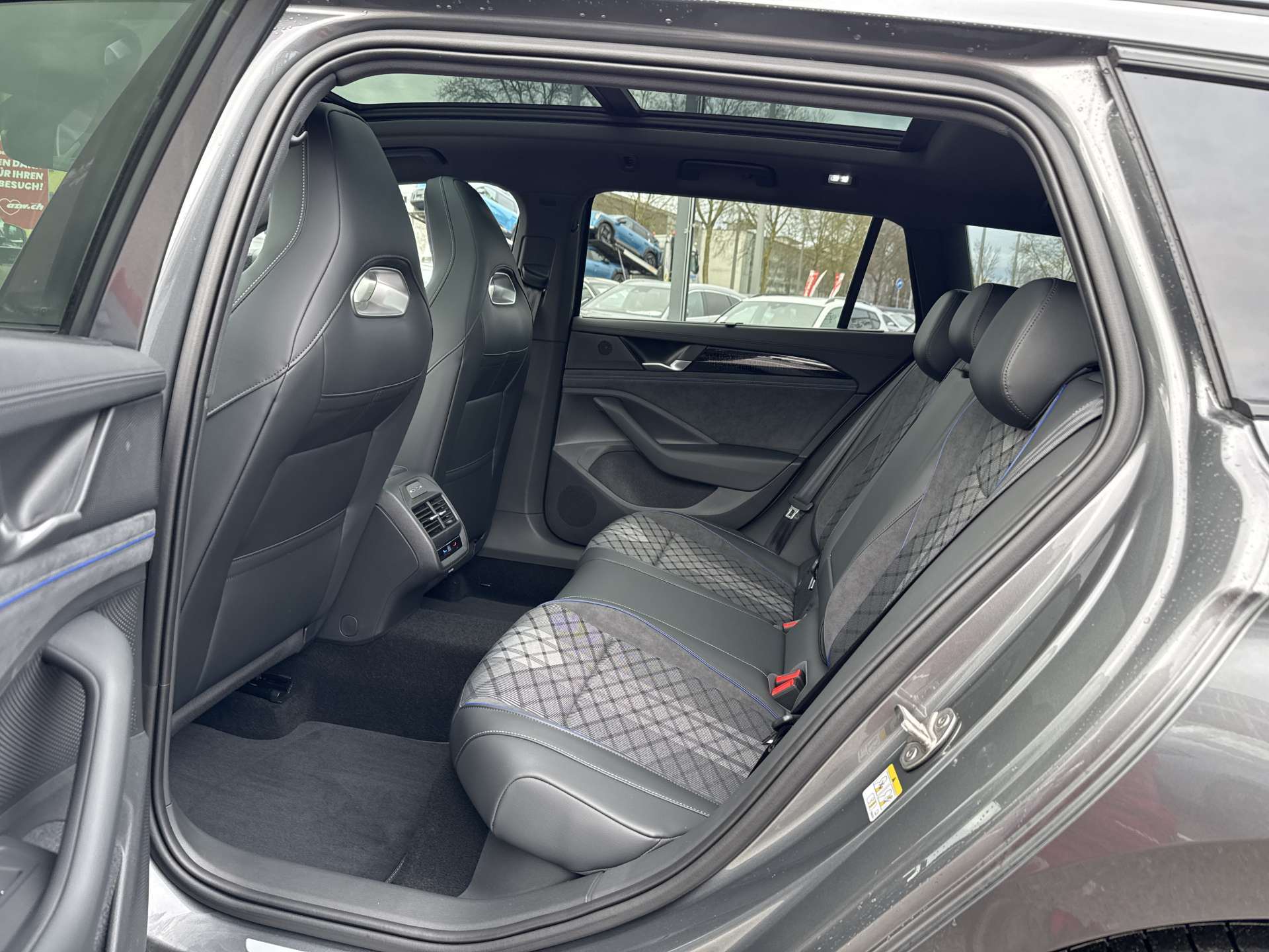 VW Passat Variant 2.0 TDi evo R-Line 4Motion DSG-Automat-image-5