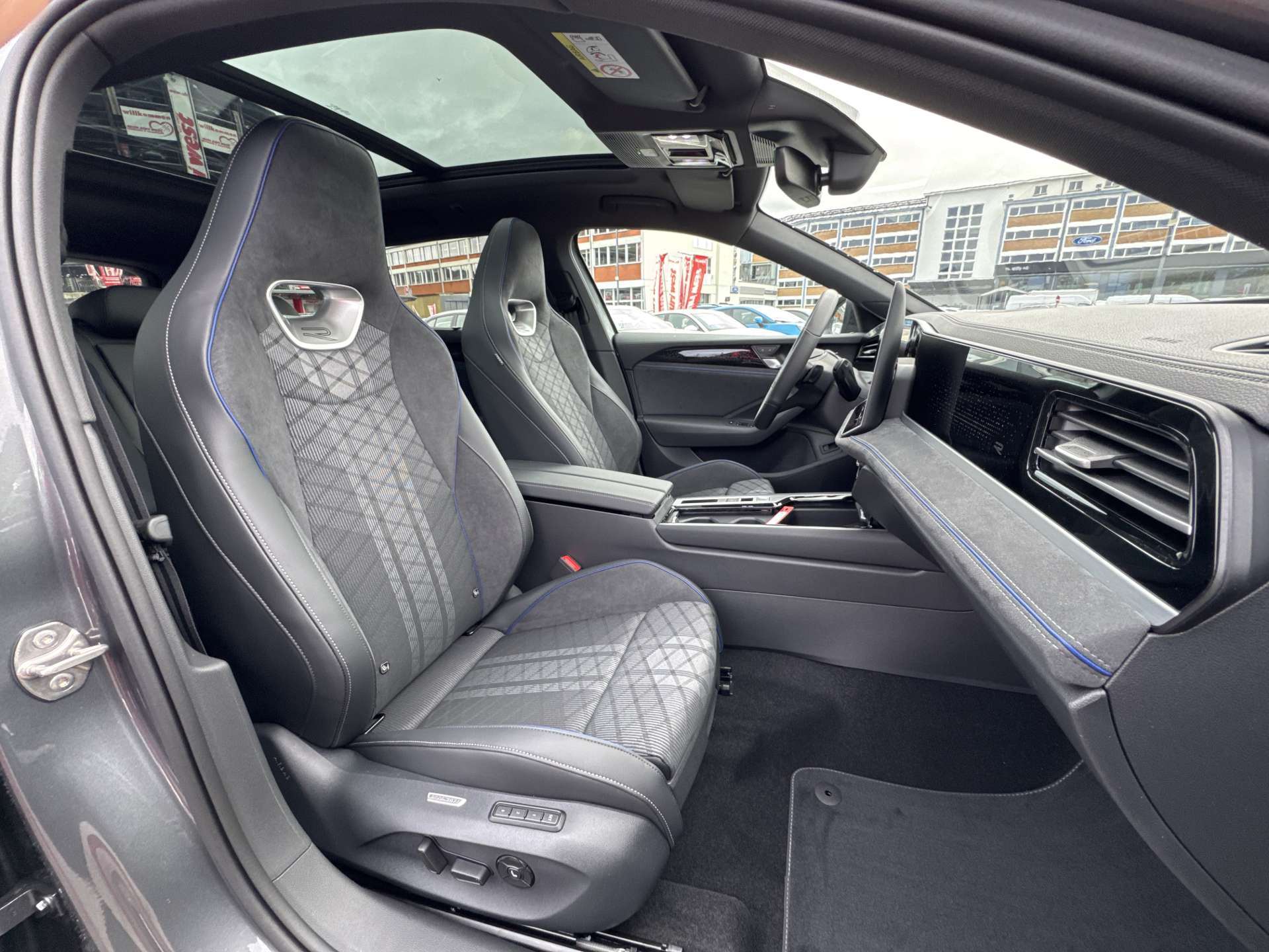 VW Passat Variant 2.0 TDi evo R-Line 4Motion DSG-Automat-image-11