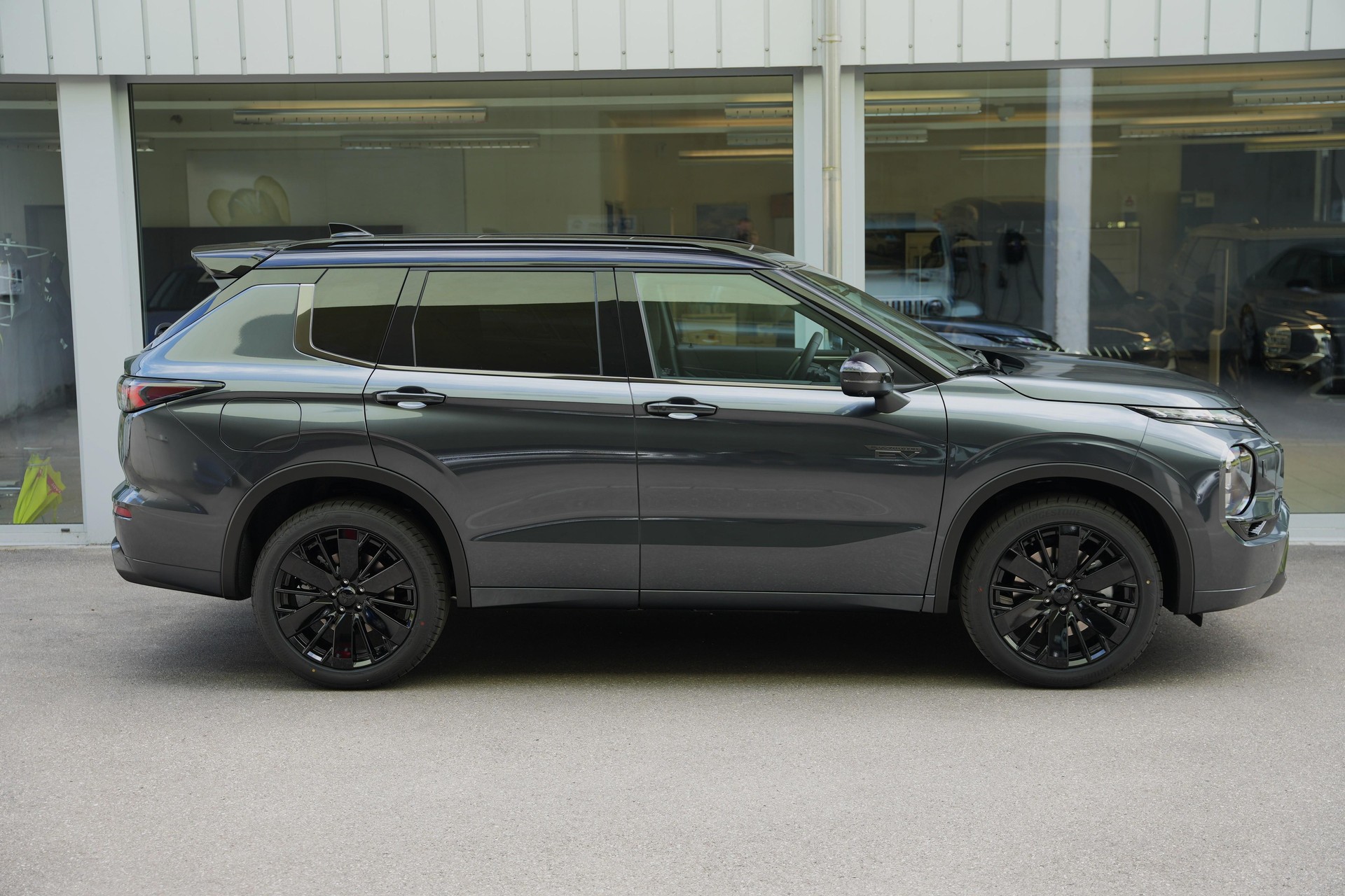MITSUBISHI Outlander 2.4 PHEV Sport 4x4-image-1