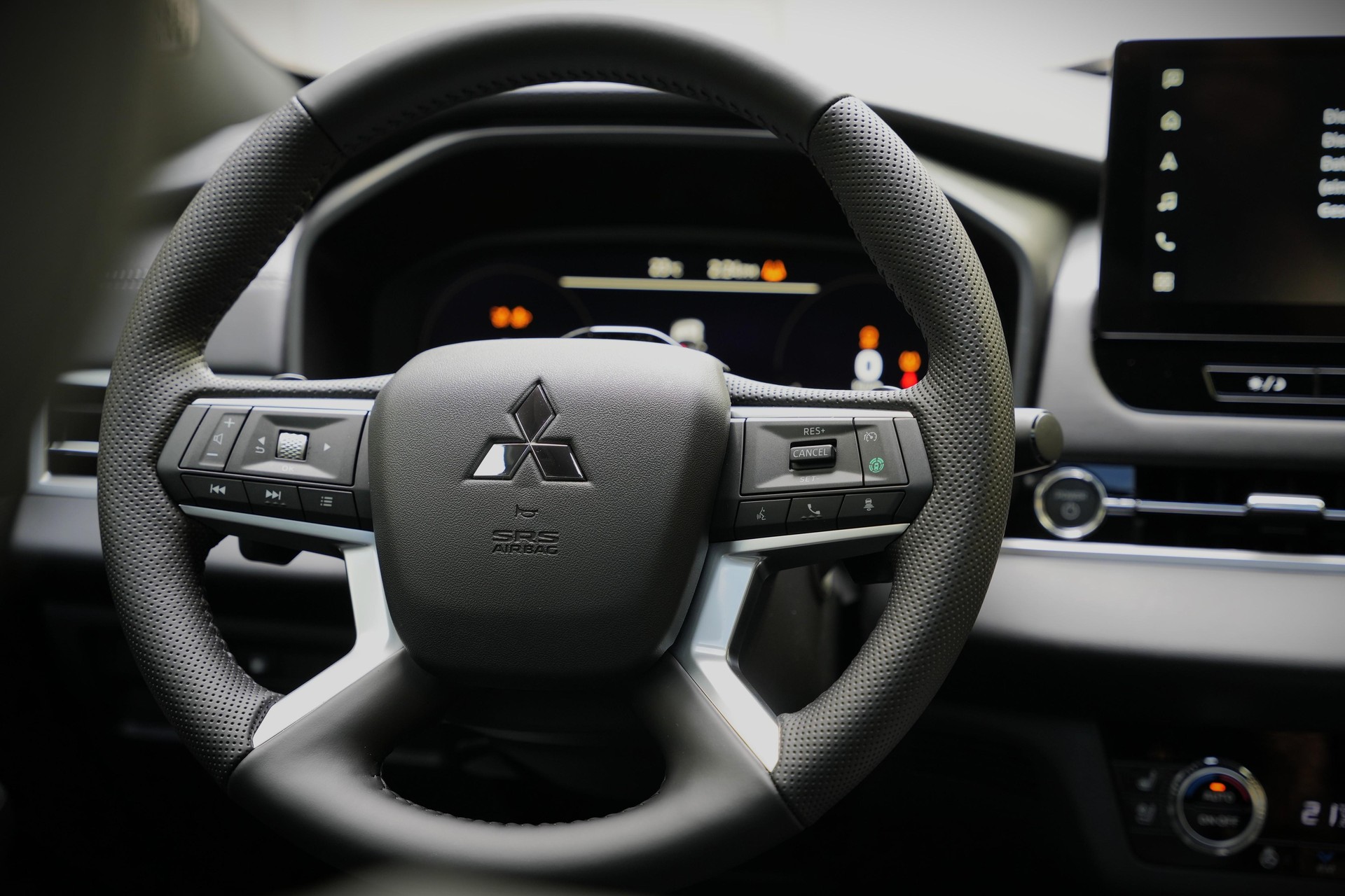 MITSUBISHI Outlander 2.4 PHEV Sport 4x4-image-9