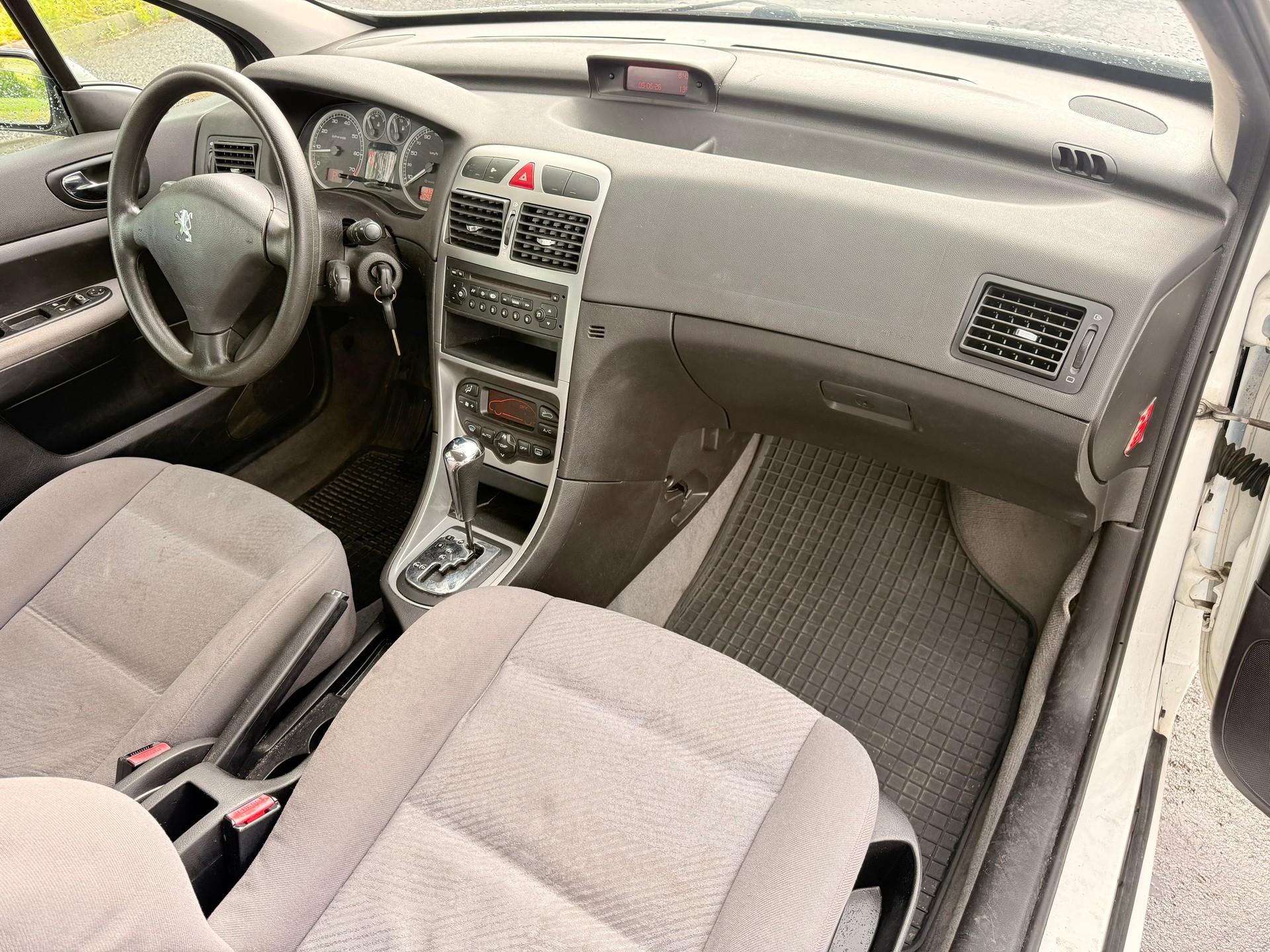 PEUGEOT 307 SW 2.0 16V Black&Silver Edition-image-9