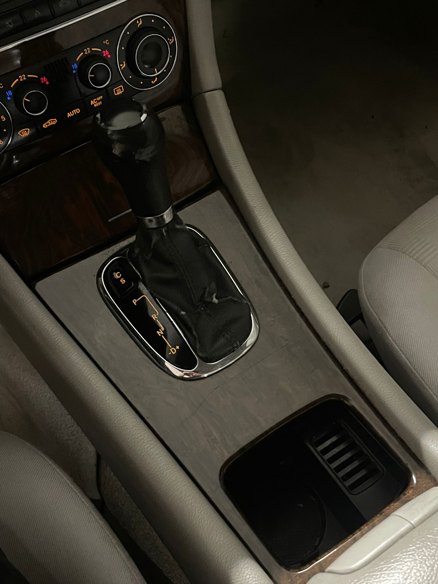 MERCEDES-BENZ C 220 CDI Classic-image-13