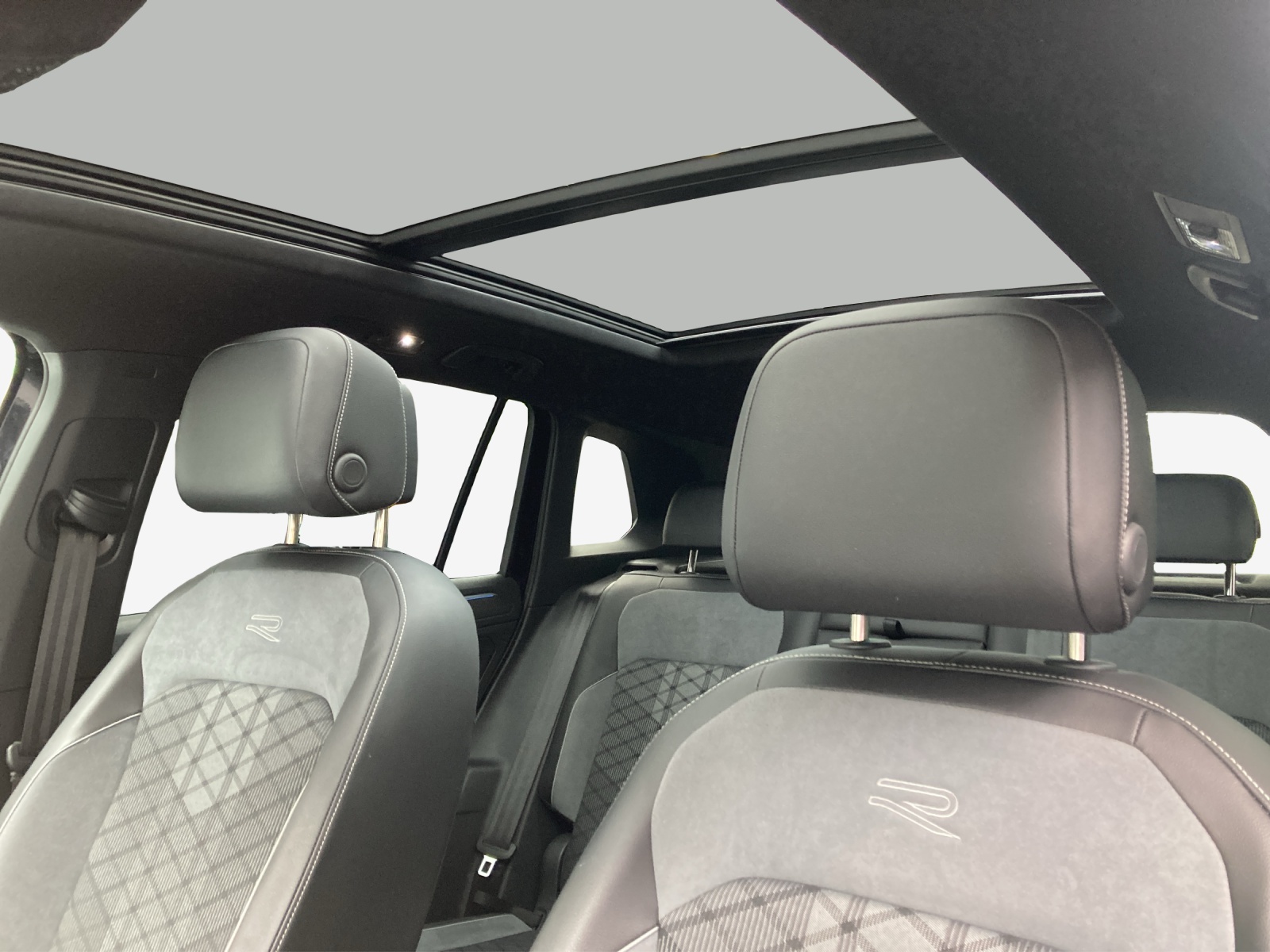 VW Tiguan 2.0TSI R-Line 4Motion DSG-image-14