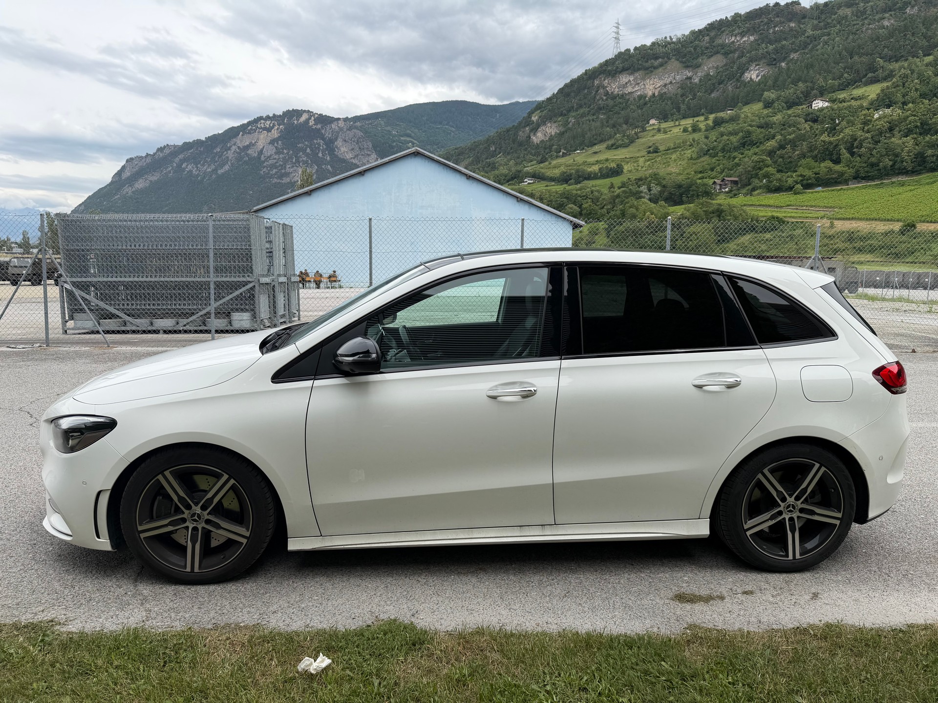 MERCEDES-BENZ B 250 AMG Line-image-3