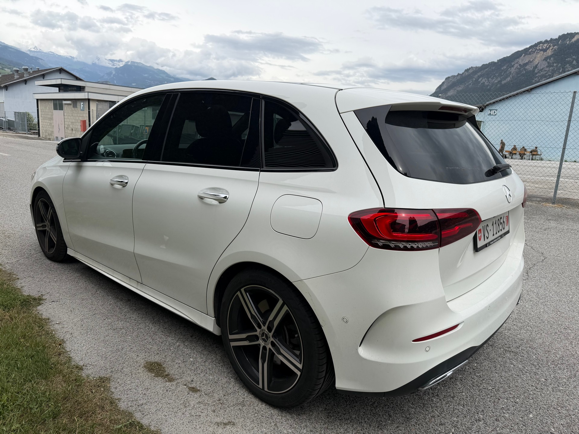 MERCEDES-BENZ B 250 AMG Line-image-14
