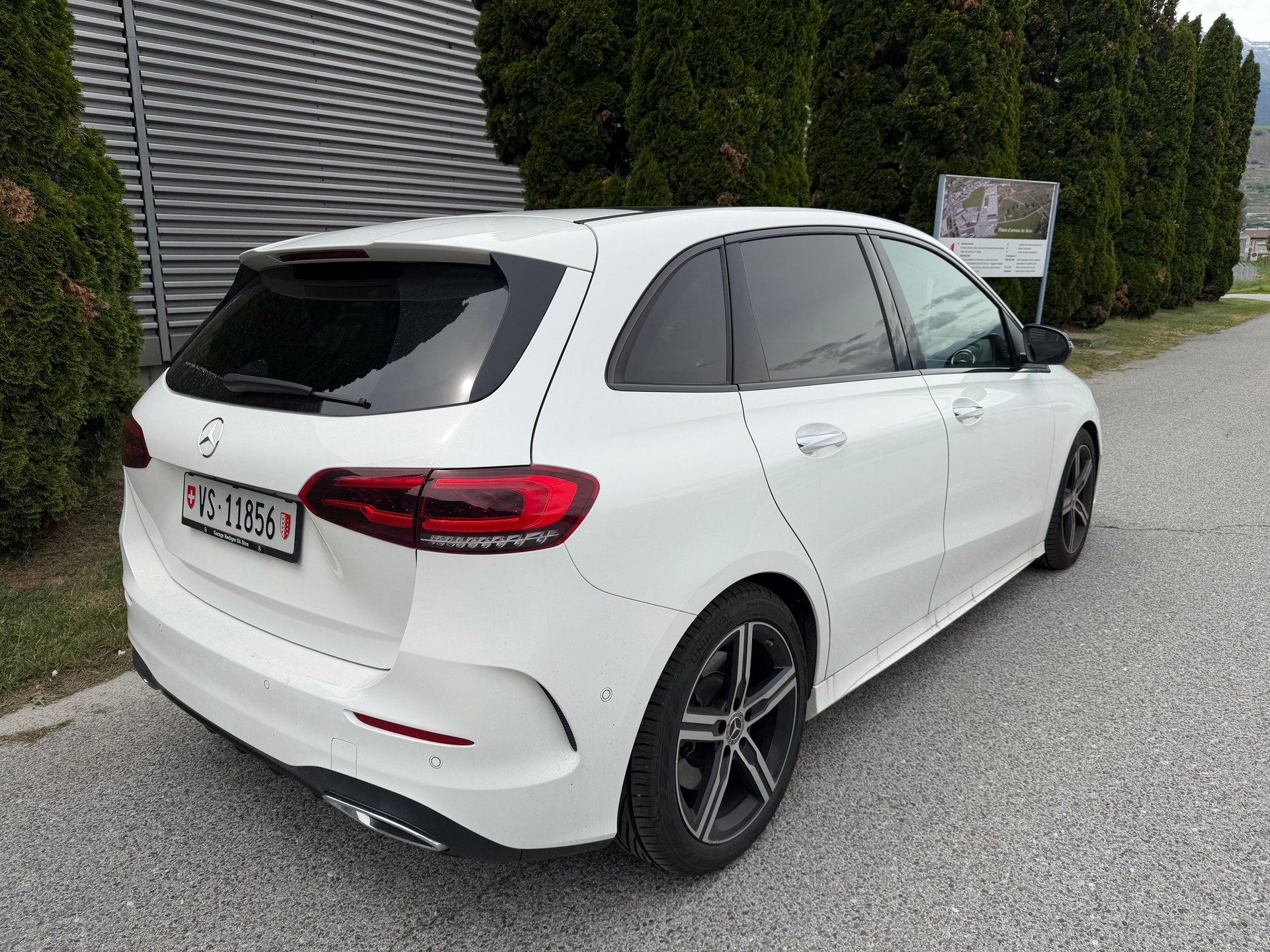 MERCEDES-BENZ B 250 AMG Line-image-4