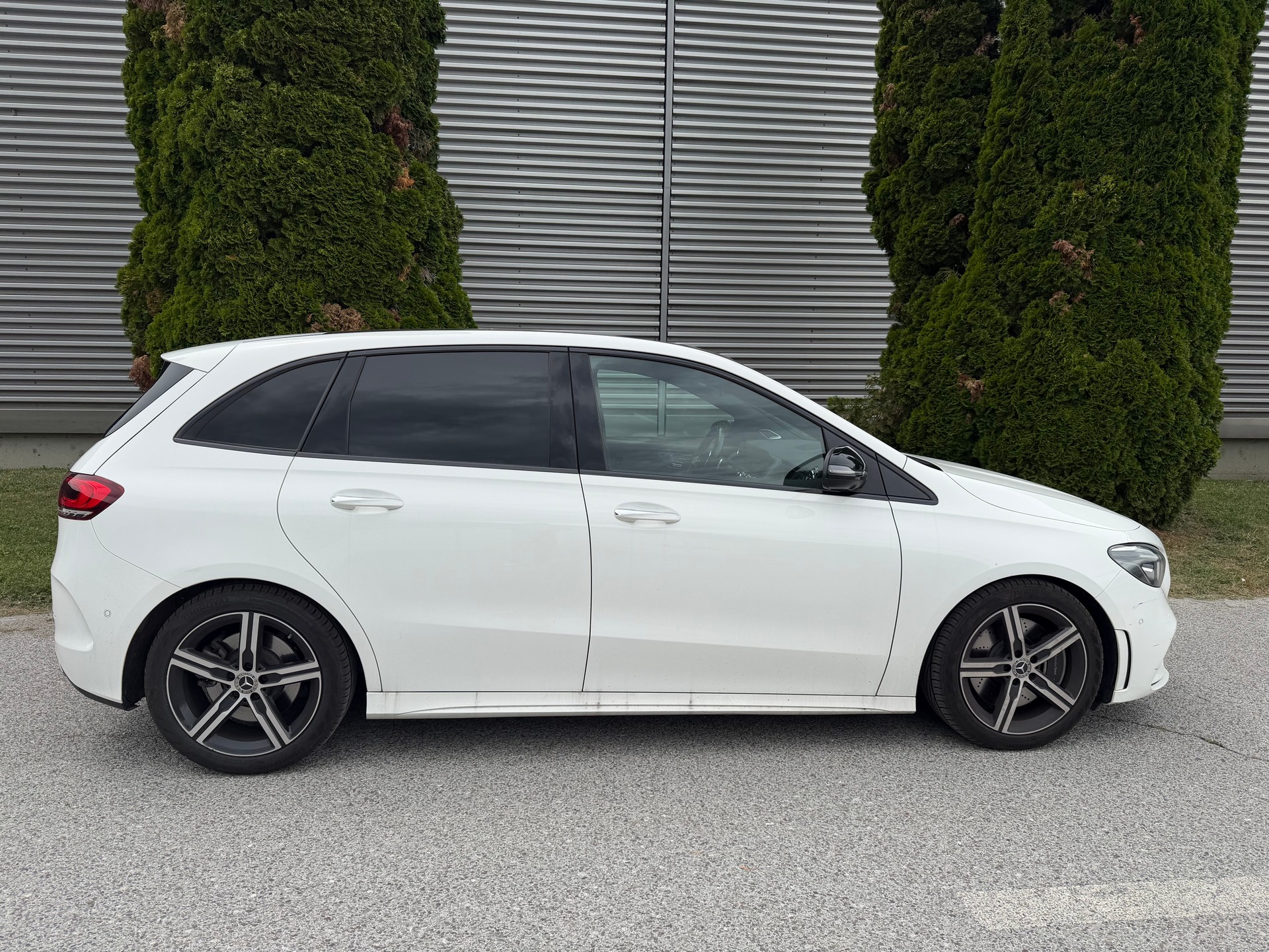 MERCEDES-BENZ B 250 AMG Line-image-1