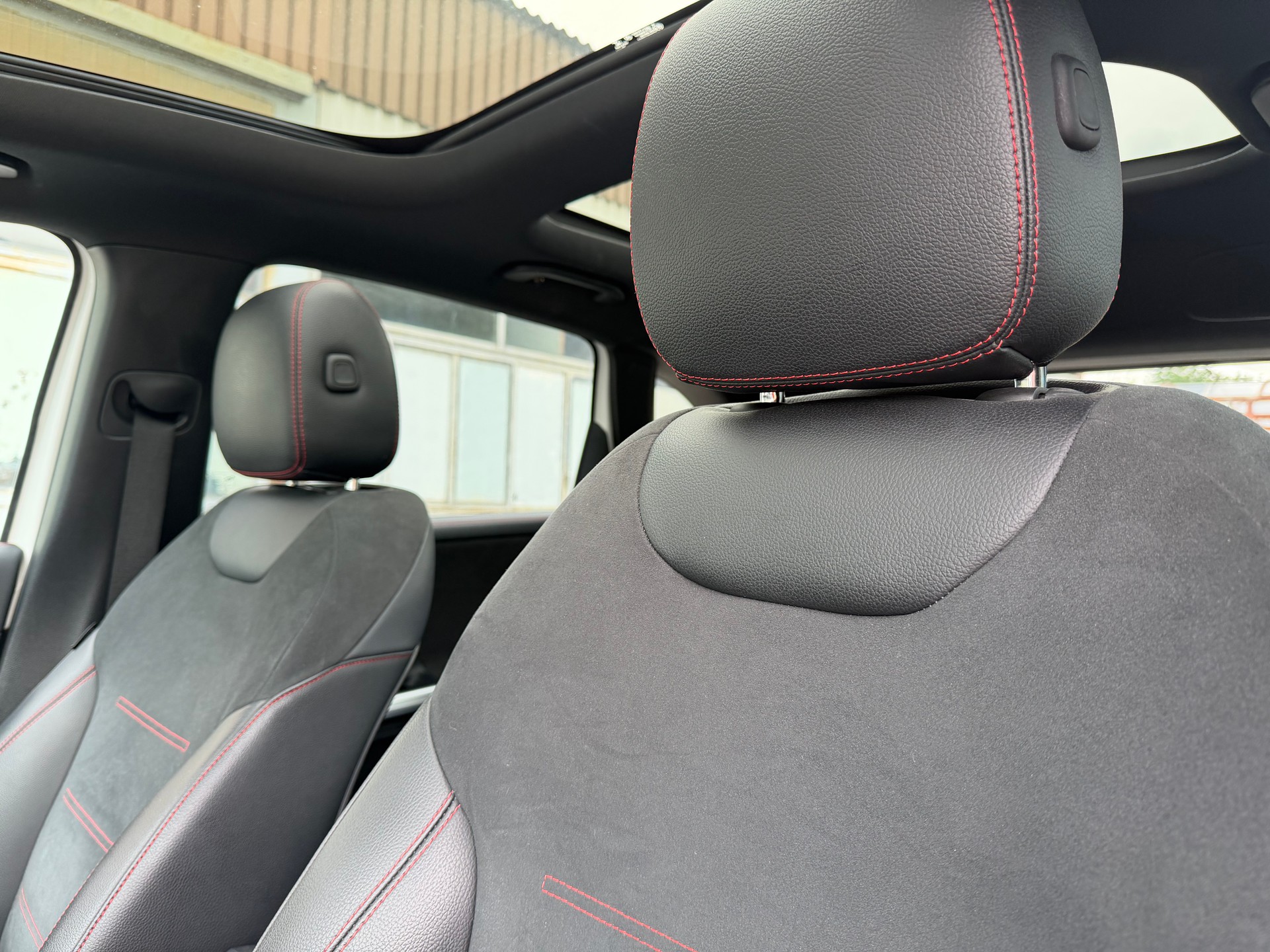MERCEDES-BENZ B 250 AMG Line-image-12