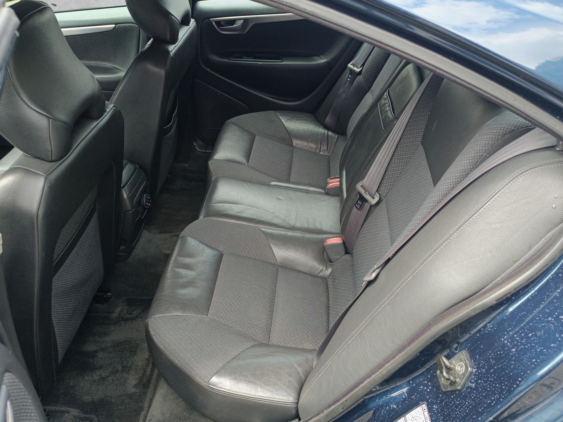 VOLVO S60 2.0T-image-13