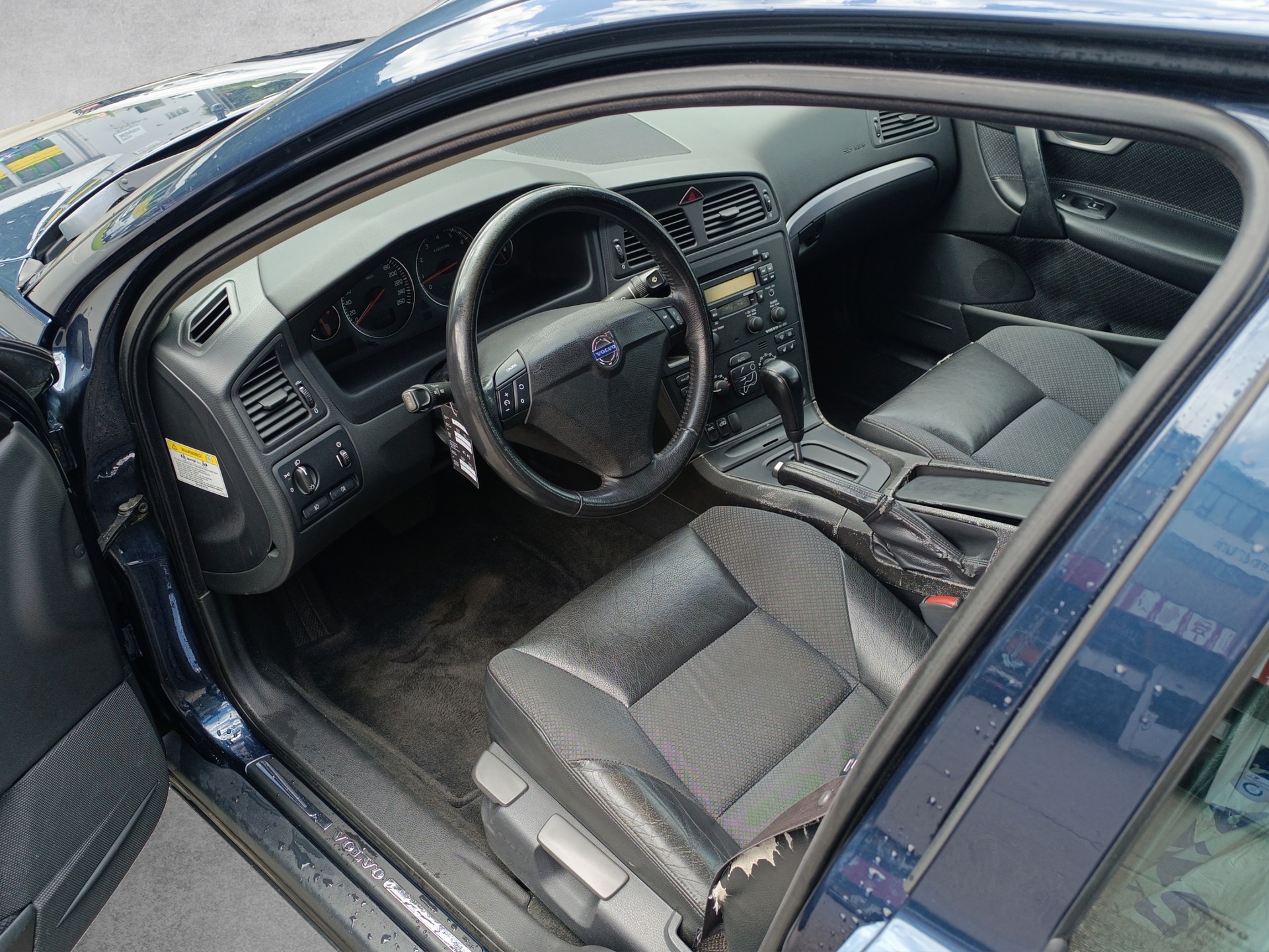 VOLVO S60 2.0T-image-9