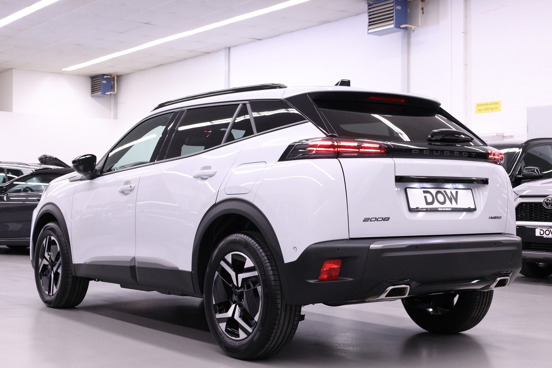 PEUGEOT 2008 1.2 Hybrid 145 Allure Premium-image-5