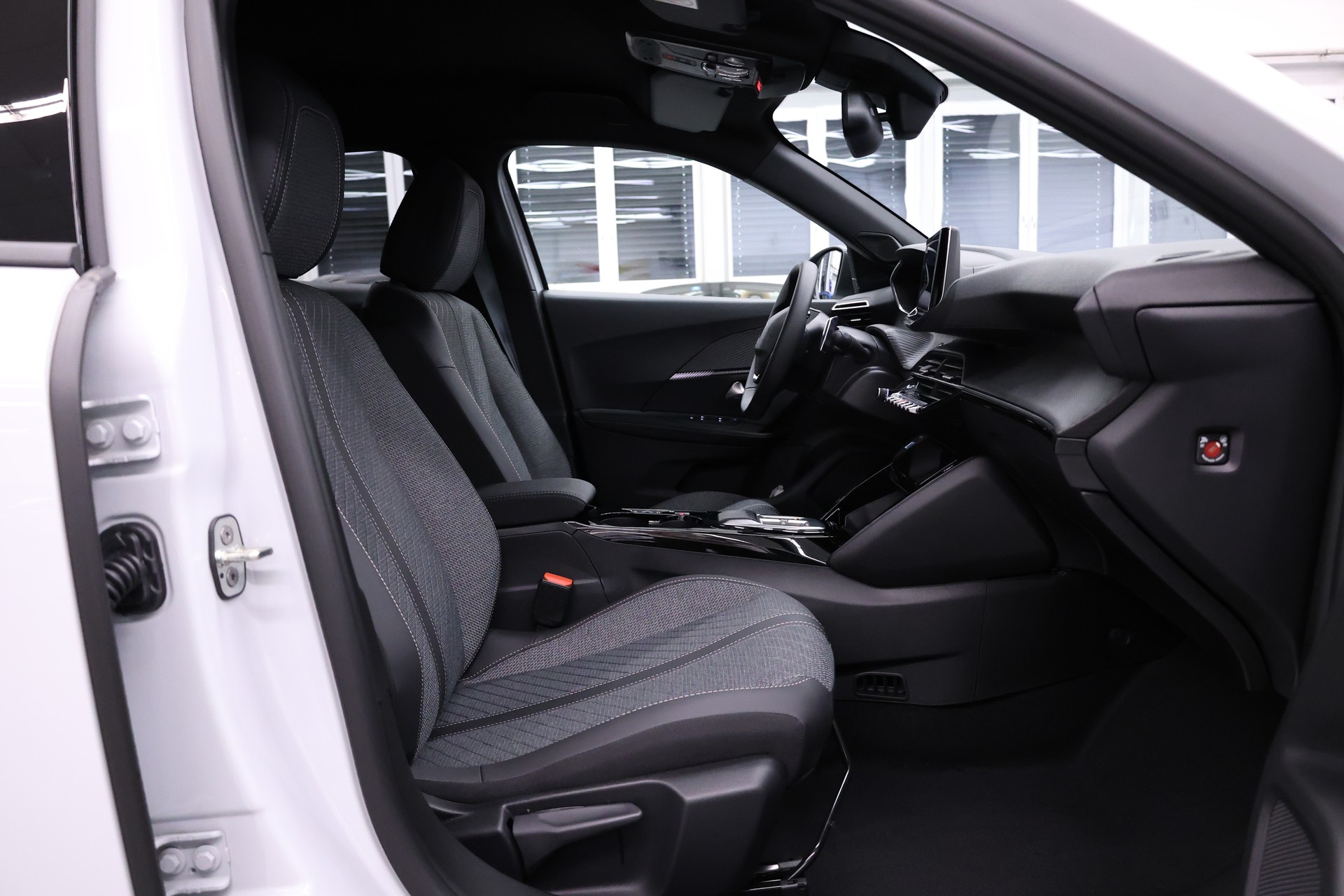 PEUGEOT 2008 1.2 Hybrid 145 Allure Premium-image-13