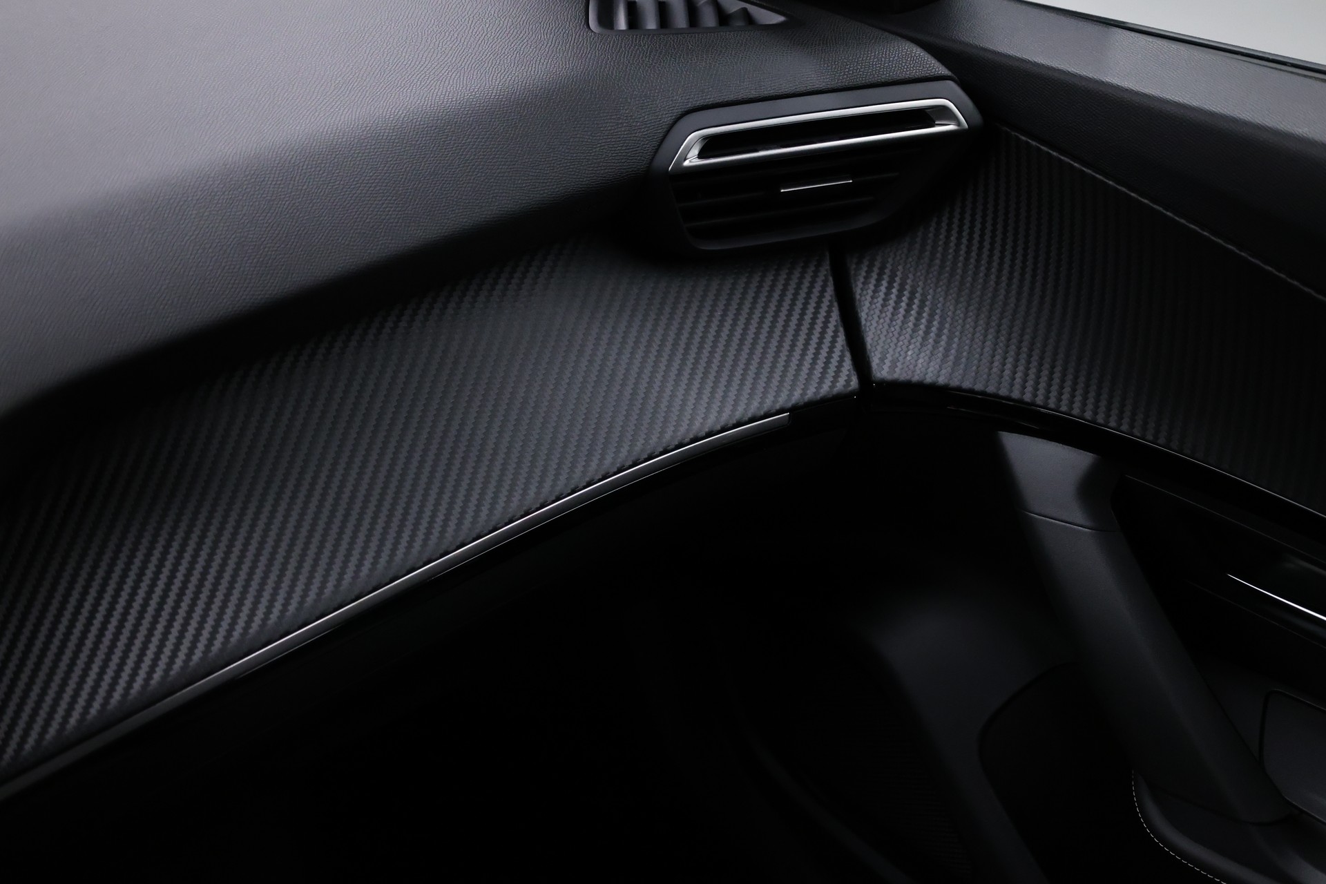 PEUGEOT 2008 1.2 Hybrid 145 Allure Premium-image-23