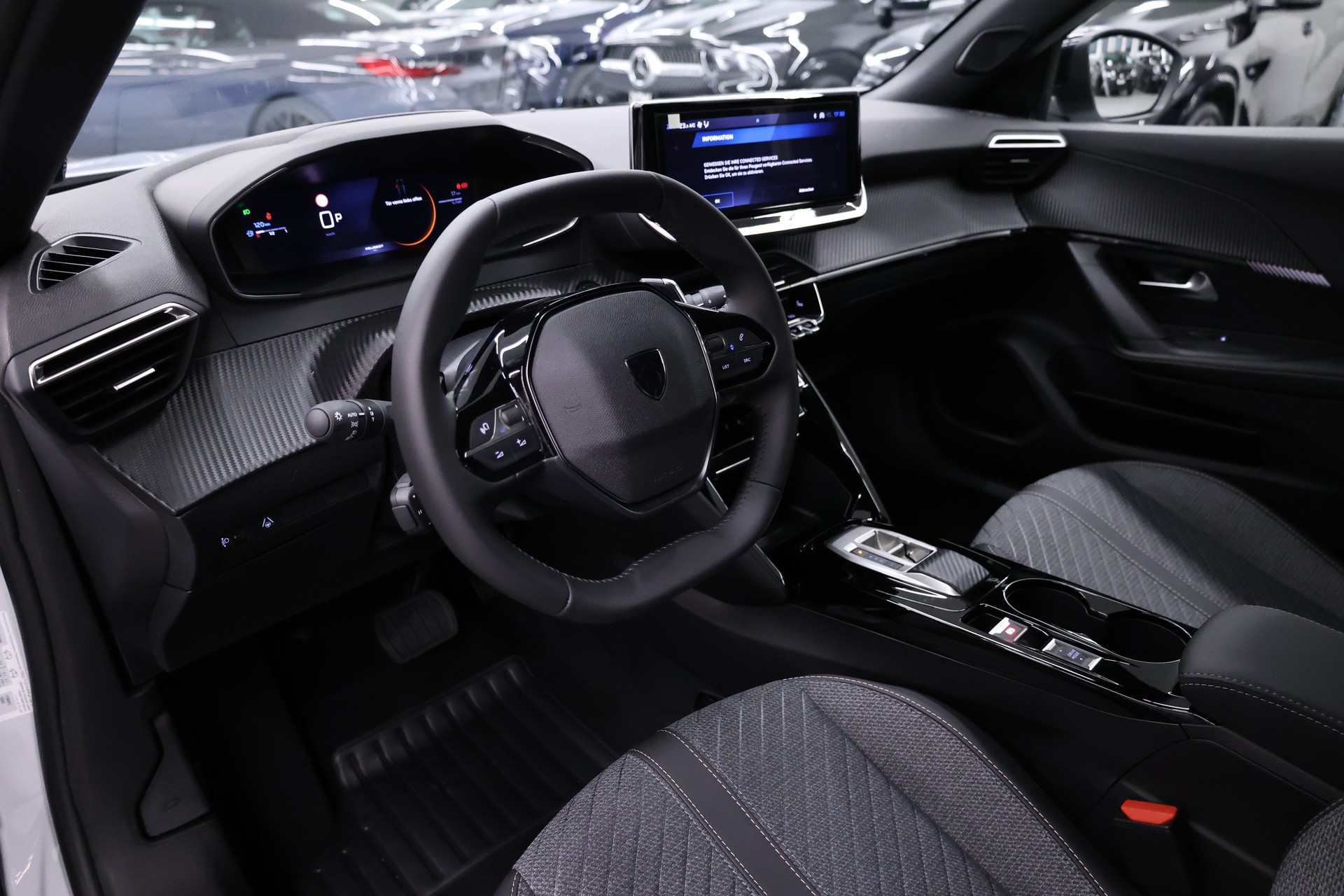 PEUGEOT 2008 1.2 Hybrid 145 Allure Premium-image-14
