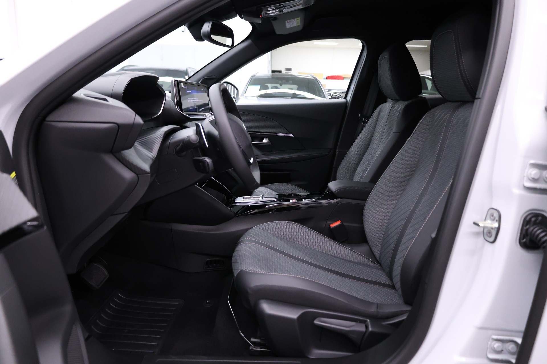 PEUGEOT 2008 1.2 Hybrid 145 Allure Premium-image-12