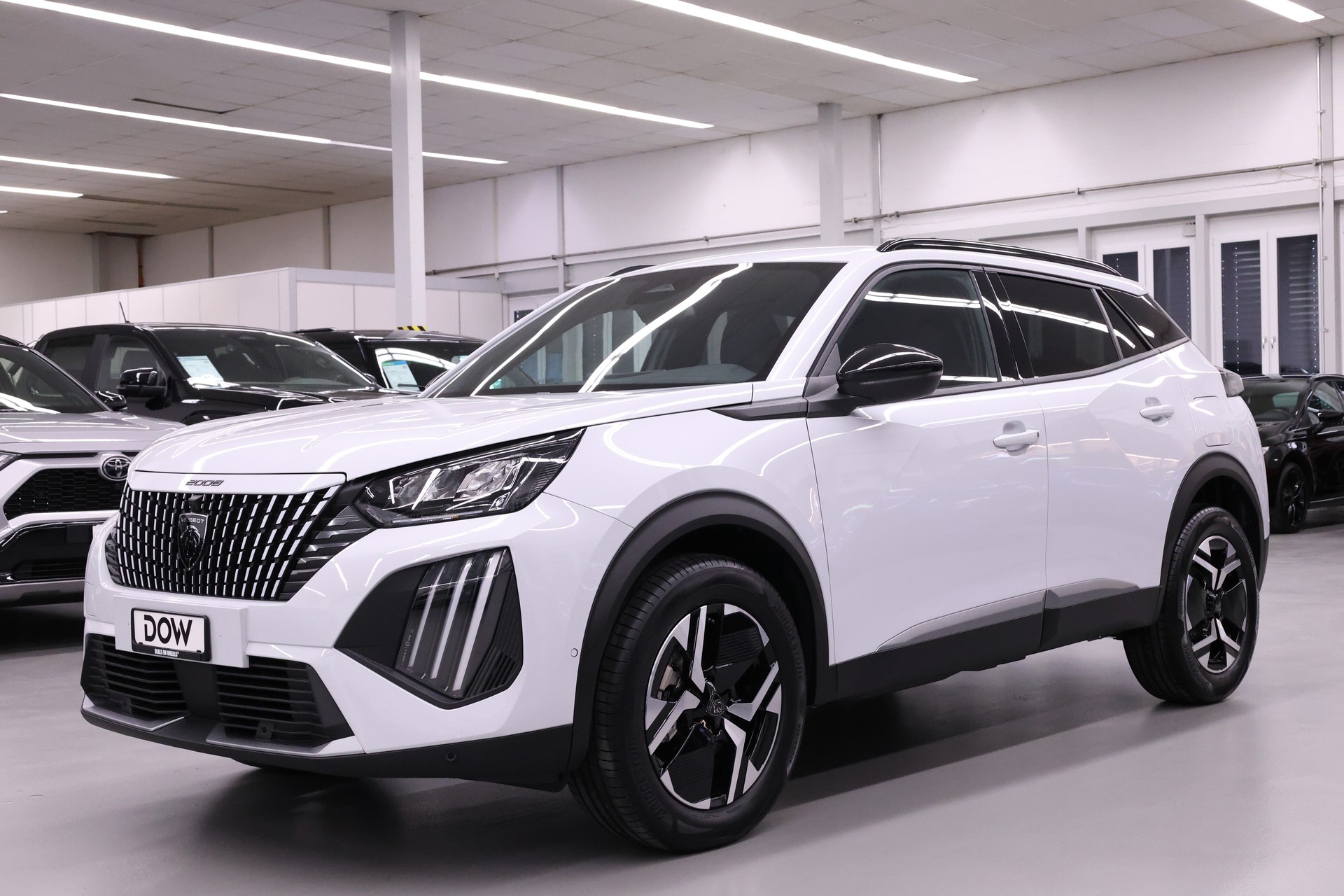 PEUGEOT 2008 1.2 Hybrid 145 Allure Premium-image-2