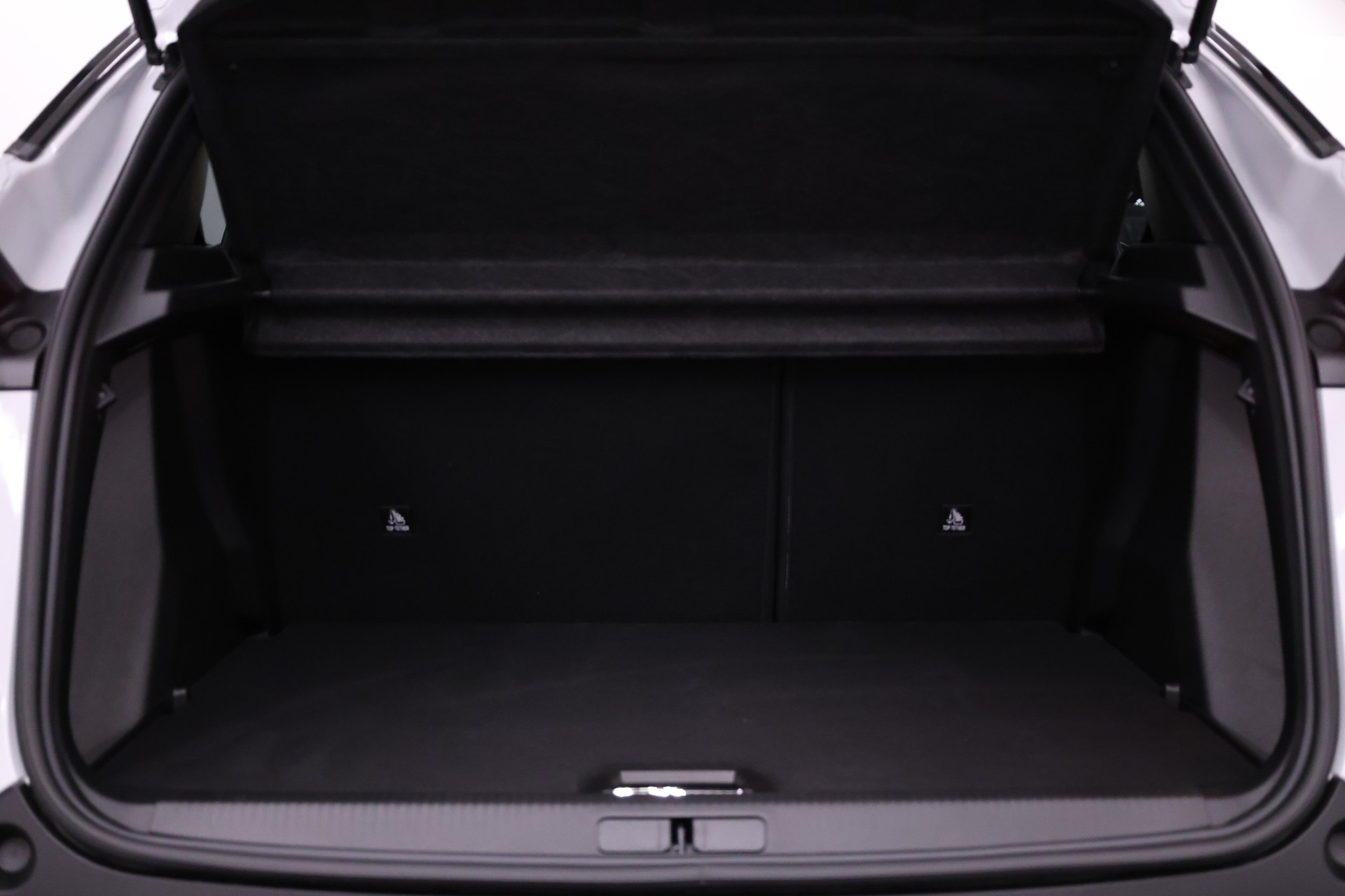 PEUGEOT 2008 1.2 Hybrid 145 Allure Premium-image-9