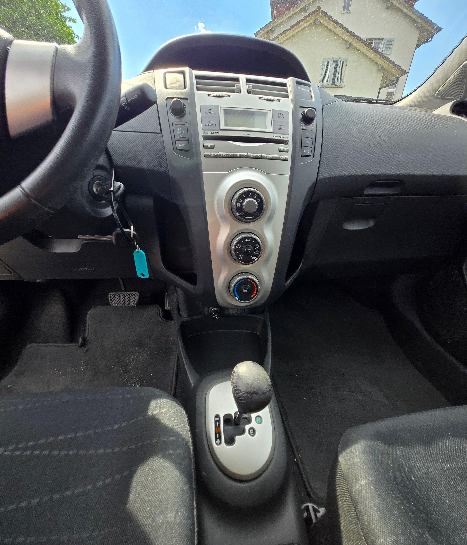 TOYOTA Yaris 1.3 Linea Sol-image-12