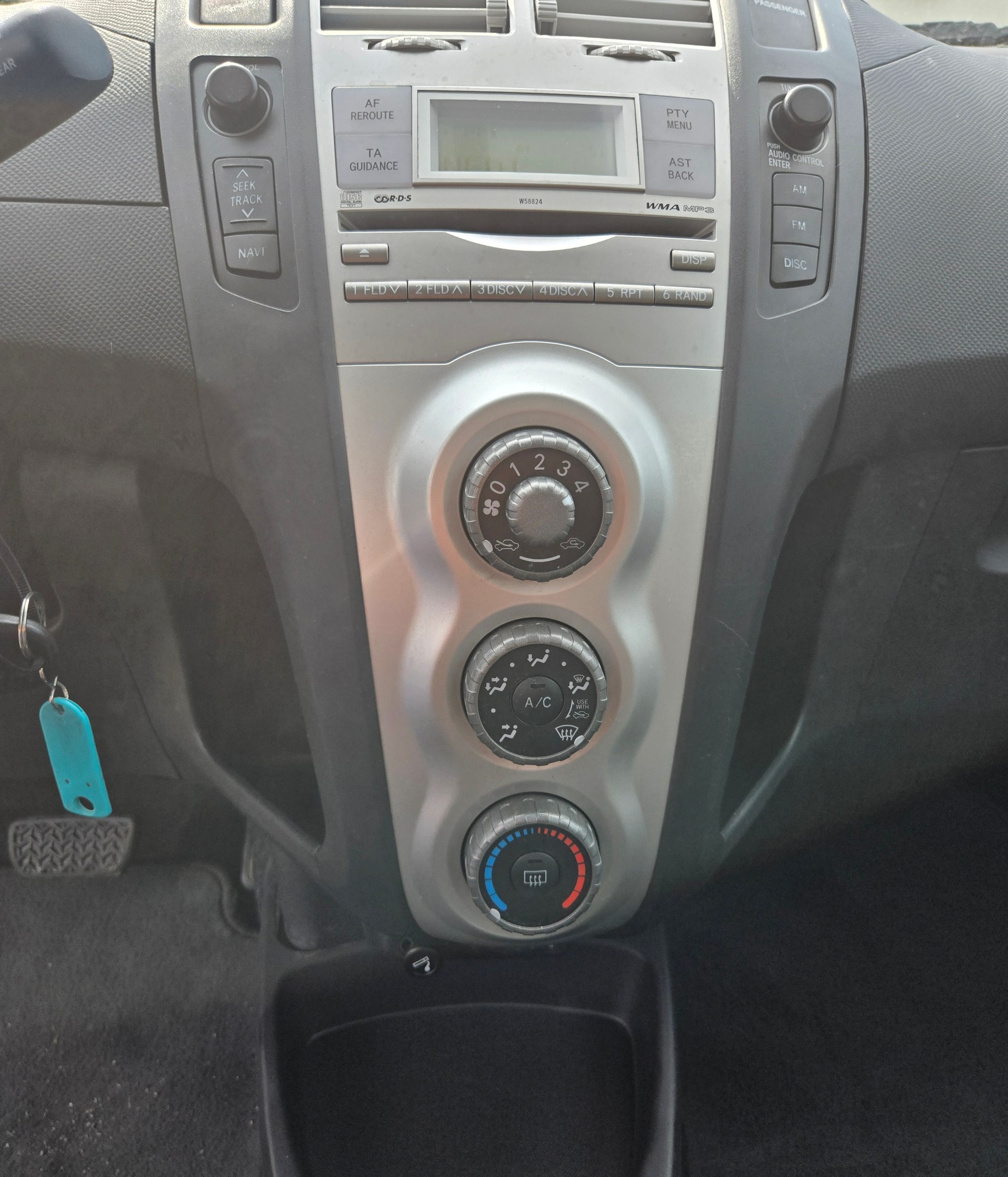 TOYOTA Yaris 1.3 Linea Sol-image-15