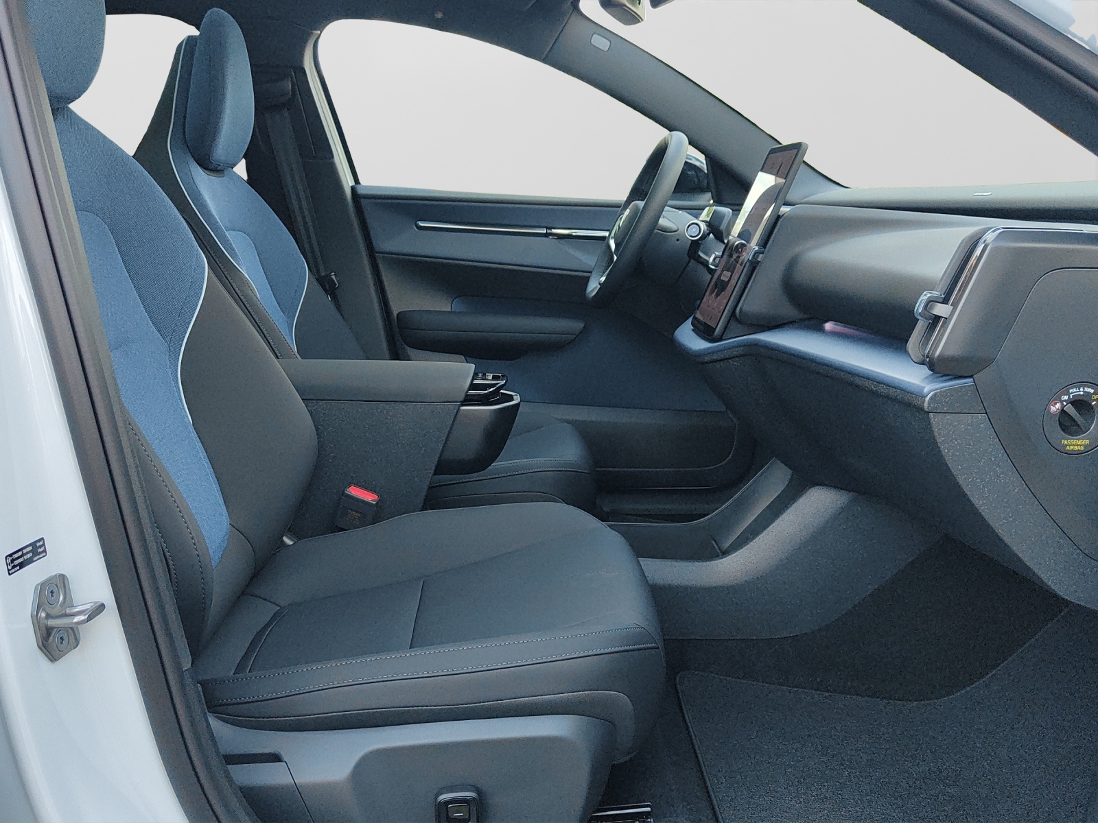 VOLVO EX30 E60 Twin Ultra Performance AWD-image-4