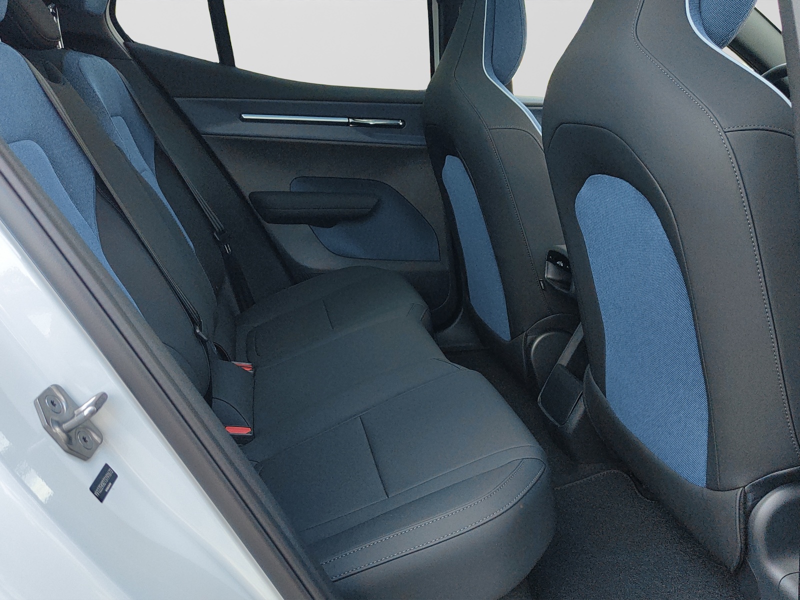 VOLVO EX30 E60 Twin Ultra Performance AWD-image-5