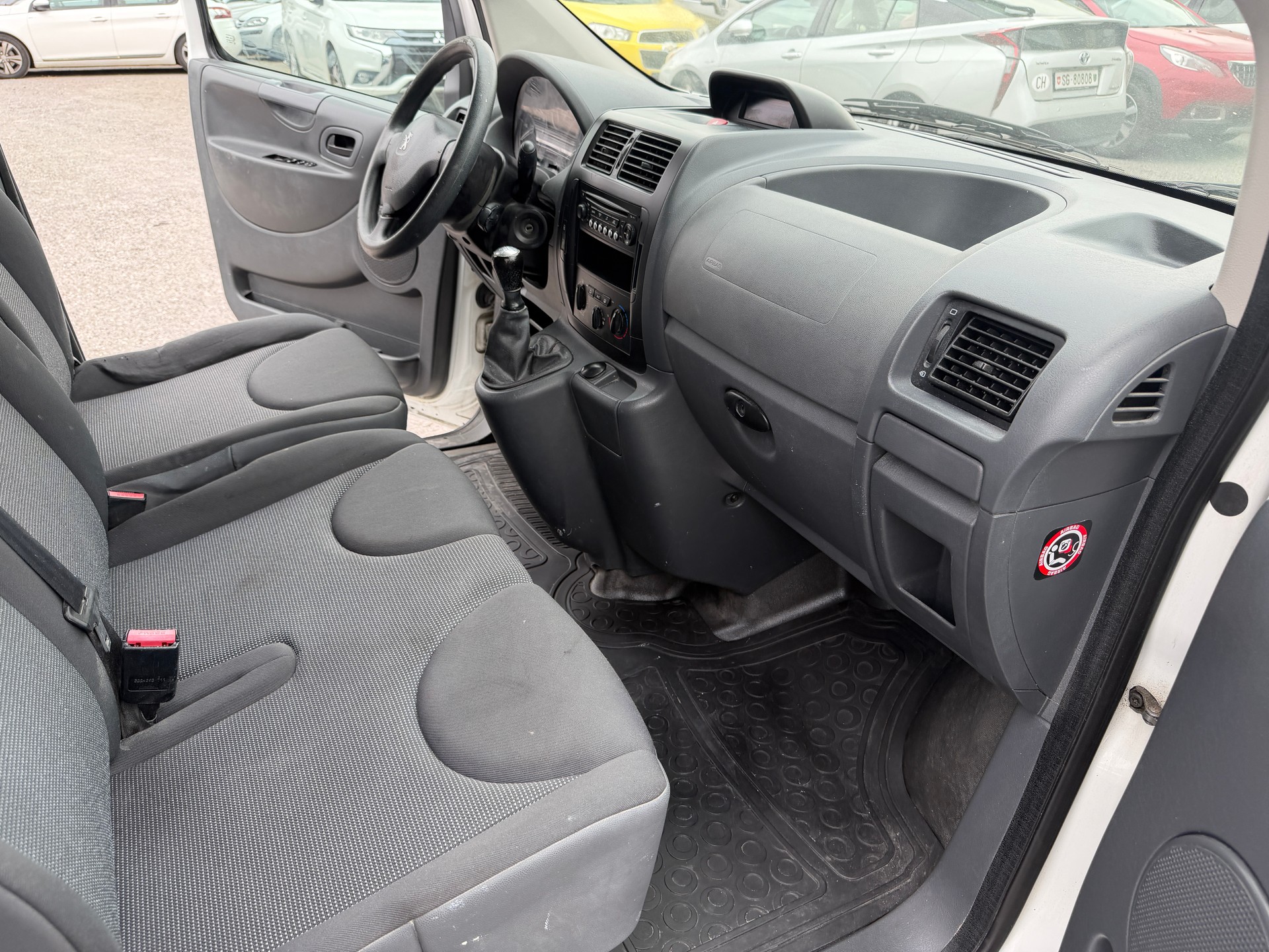 PEUGEOT Expert 1.6 HDi 227 L1H1-image-9