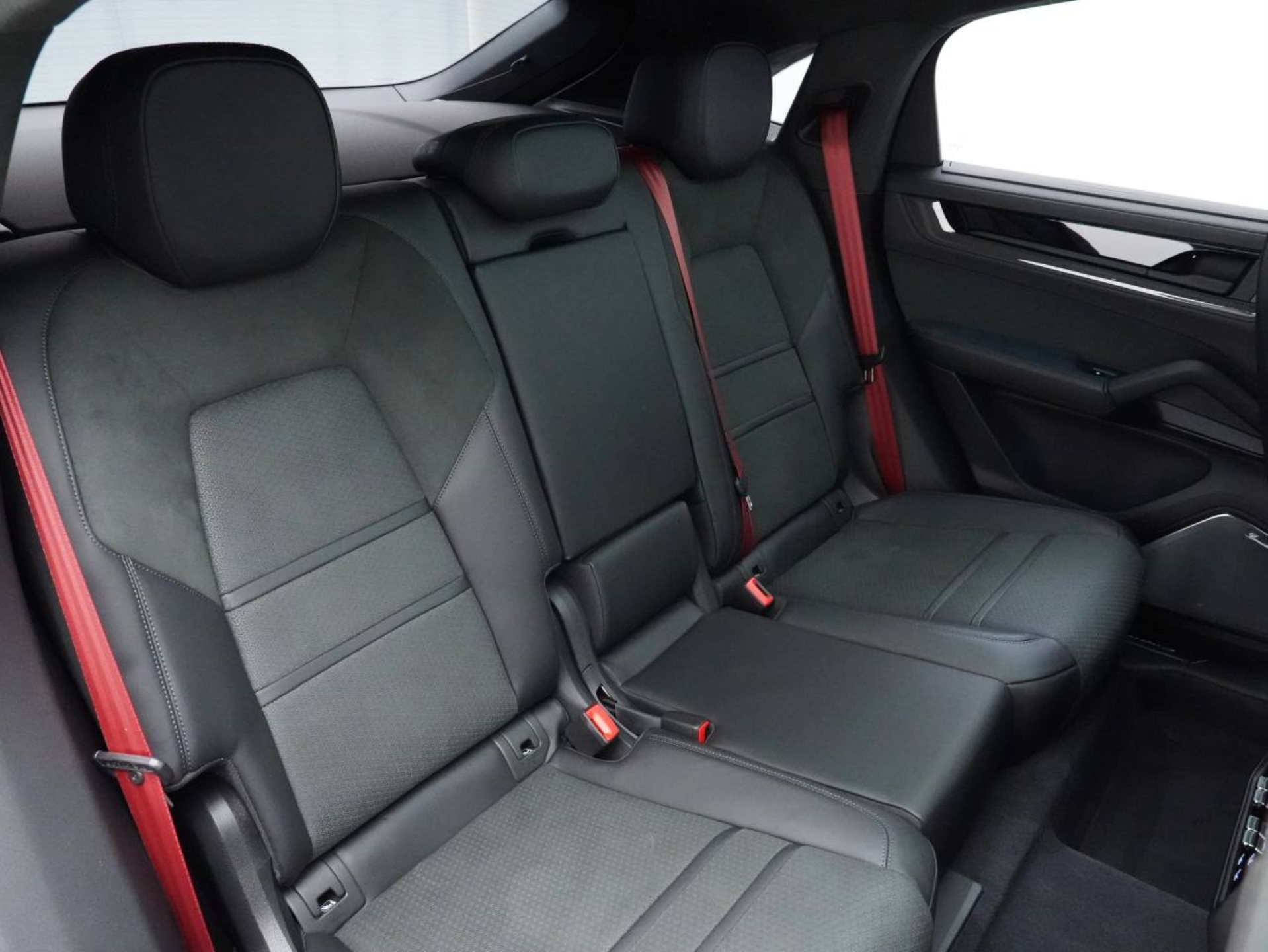 PORSCHE Cayenne GTS Coupé-image-29