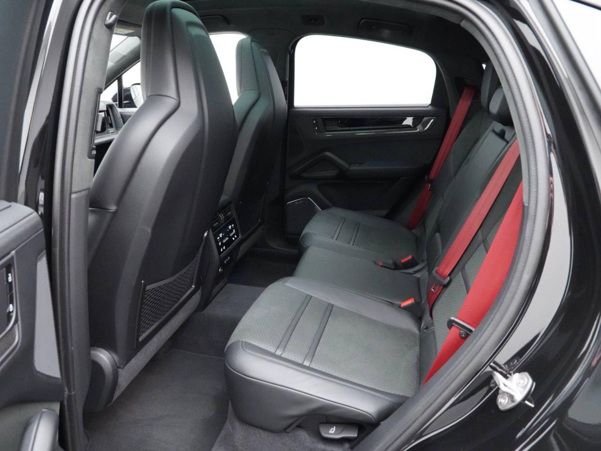 PORSCHE Cayenne GTS Coupé-image-27