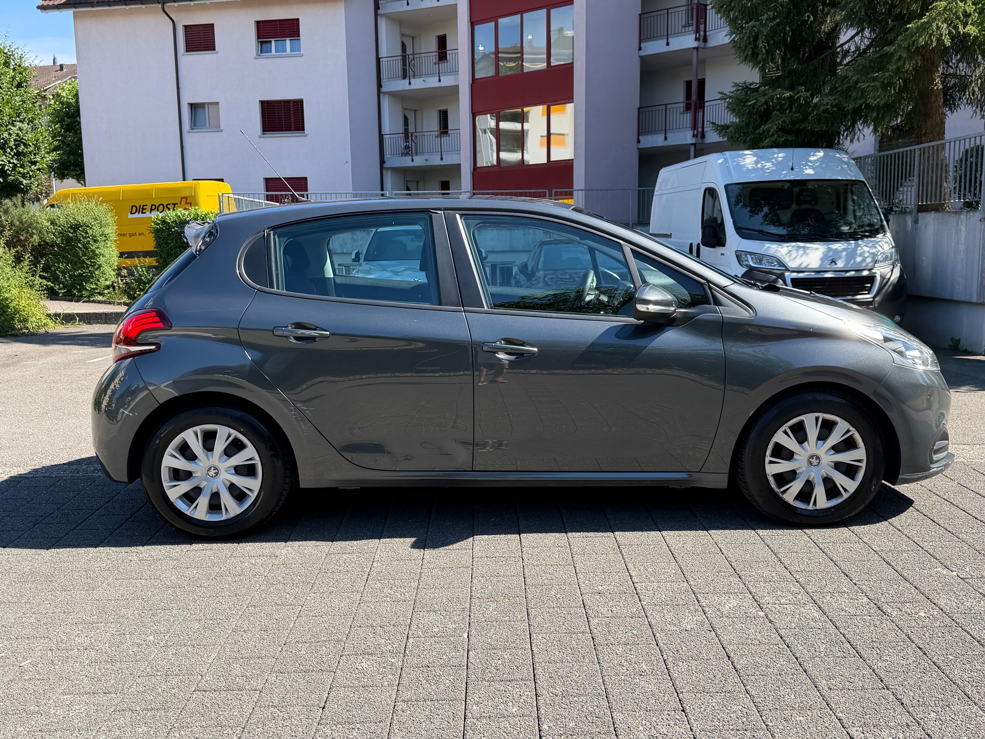 PEUGEOT 208 1.2 e-VTI Style EGS5-image-5