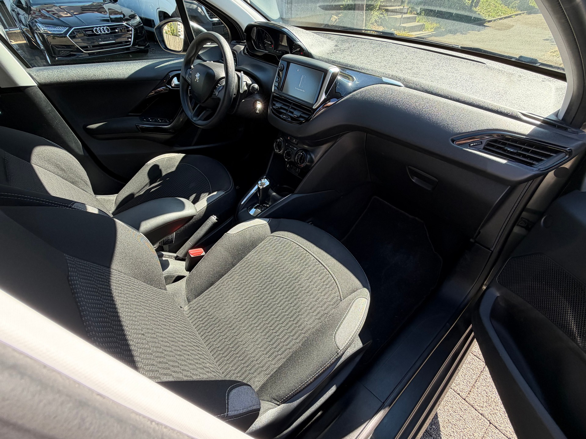 PEUGEOT 208 1.2 e-VTI Style EGS5-image-11