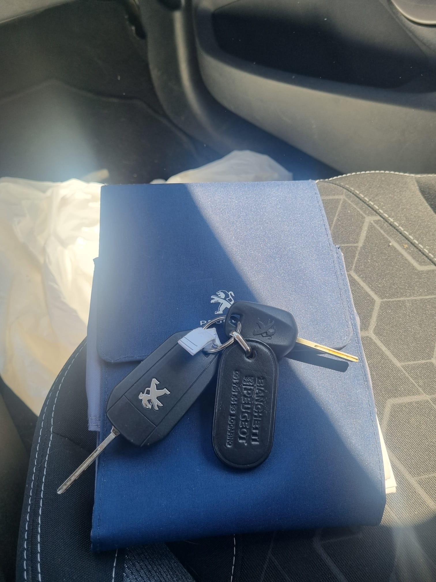 PEUGEOT 2008 1.2 PureTech Active-image-9