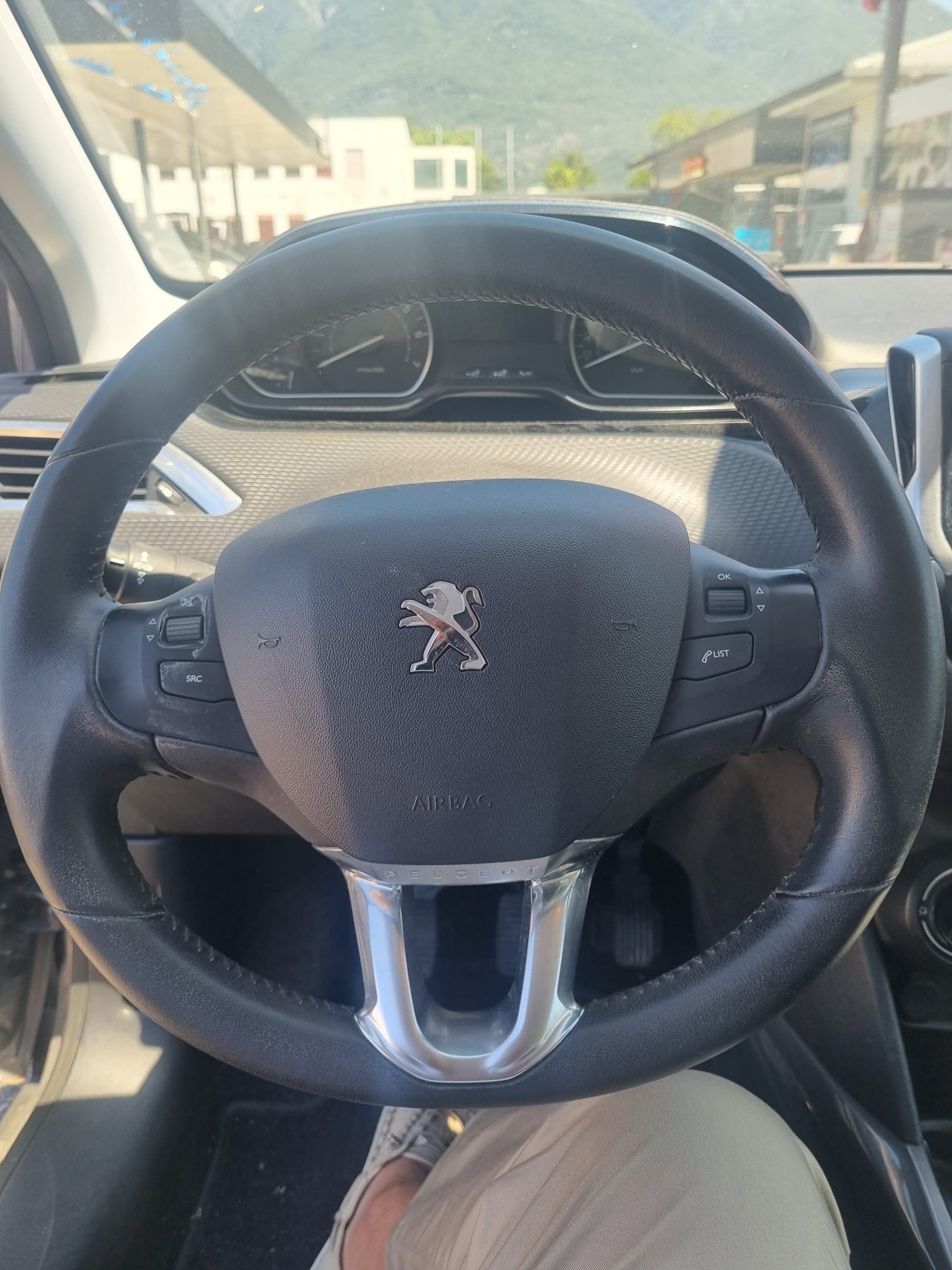 PEUGEOT 2008 1.2 PureTech Active-image-6